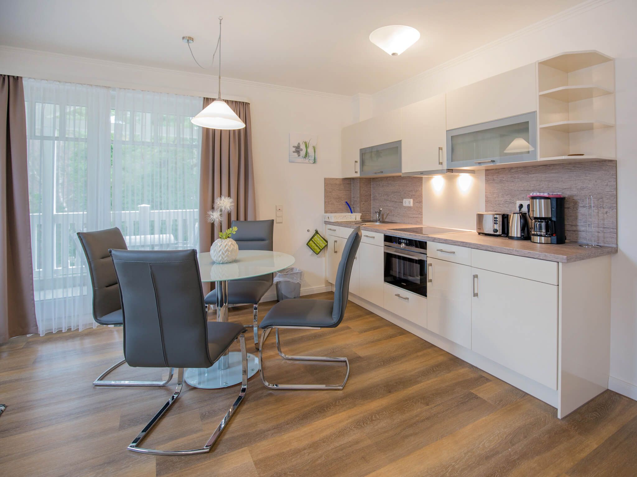 Dünenpark Binz Komfortplus 1-Raum-Ferienwohnung mit Balkon im Dachgeschoss (095) Insel Rügen - Küche / Küchenzeile