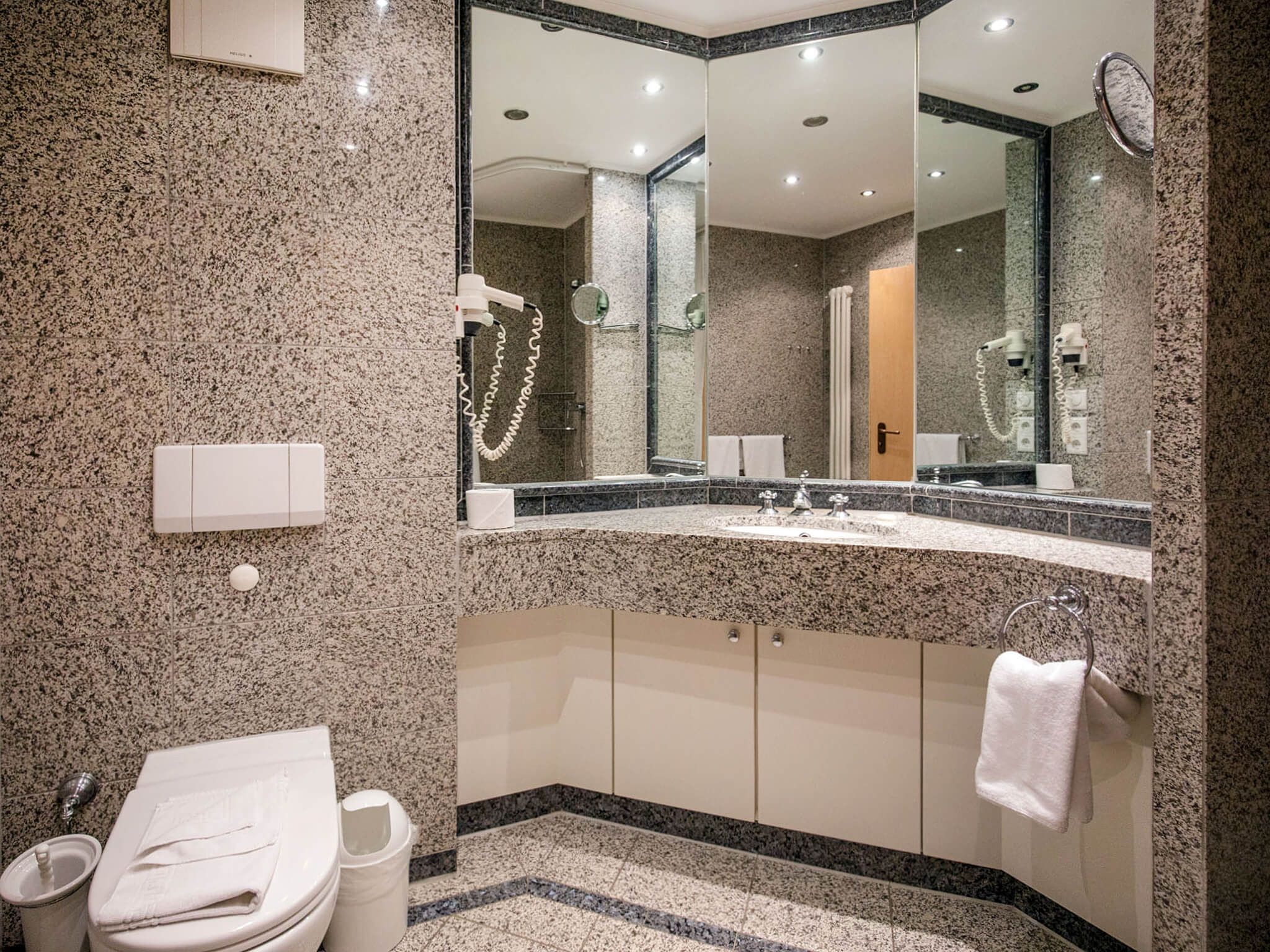 Dünenpark Binz Komfortplus 1-Raum-Ferienwohnung mit Balkon im Dachgeschoss (095) Insel Rügen - Badezimmer