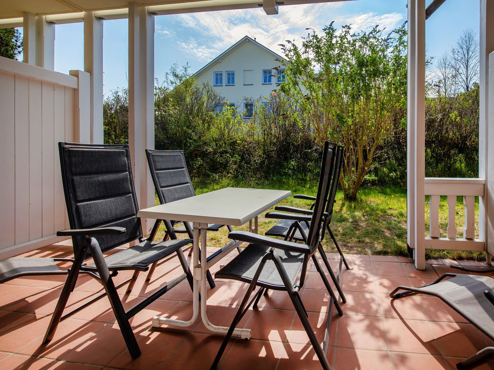 Dünenpark Binz Komfortplus Ferienwohnung mit 1 Schlafzimmer und Terrasse im Erdgeschoss (101) Insel Rügen - Terrasse