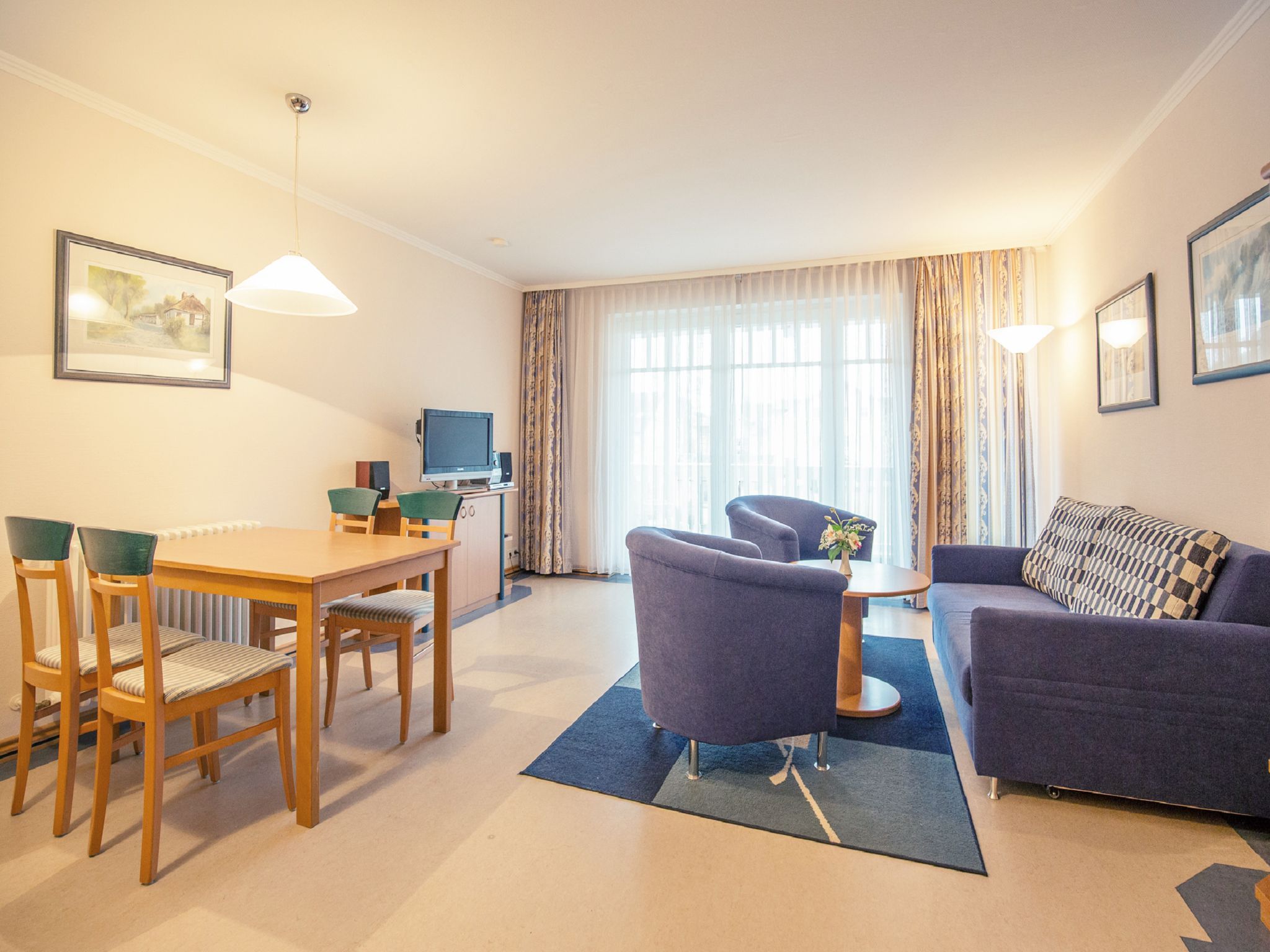 Dünenpark Binz Komfort Ferienwohnung mit 1 Schlafzimmer und Balkon im Obergeschoss (120) Insel Rügen - Wohnzimmer