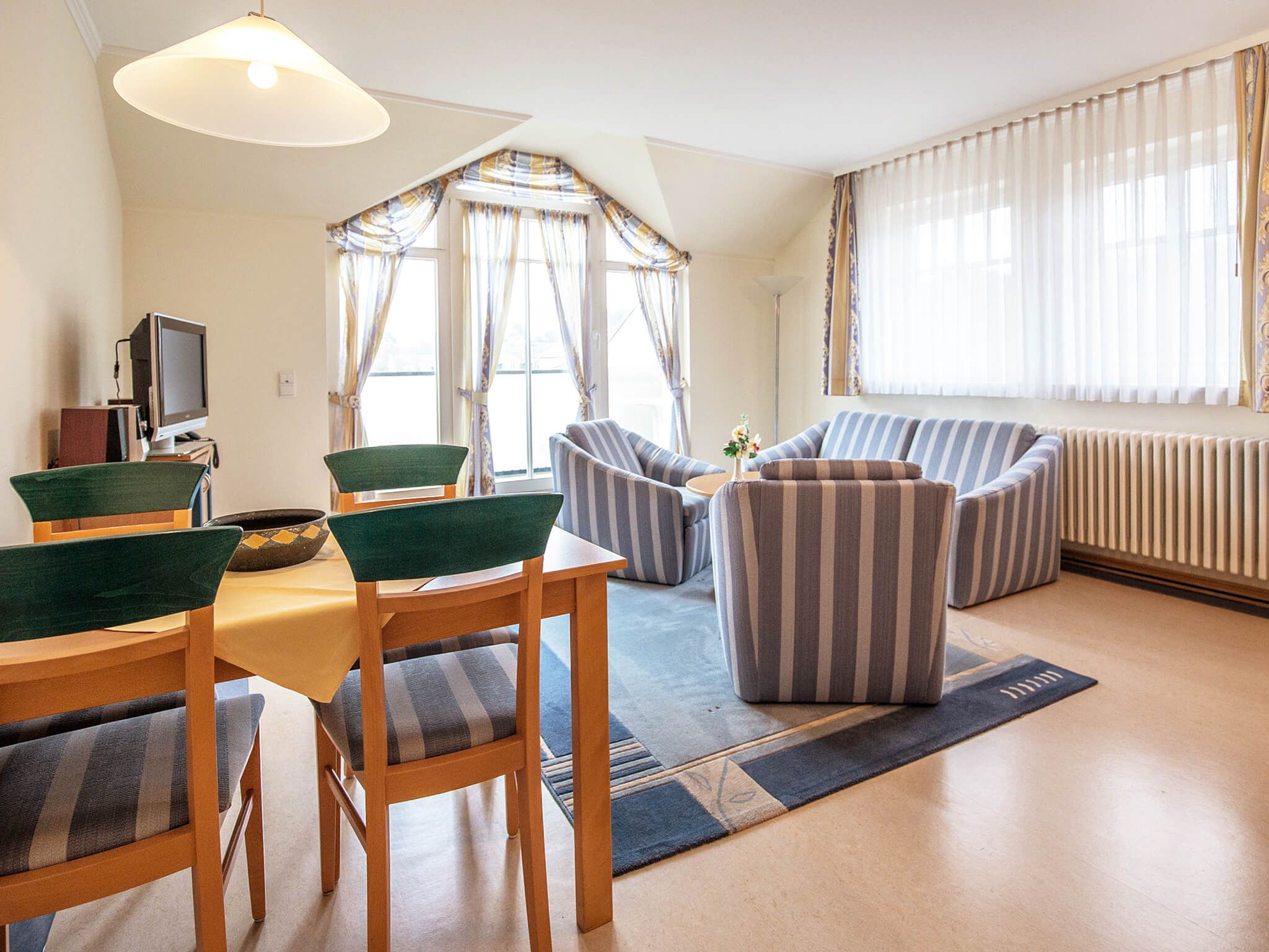 Dünenpark Binz Komfort Ferienwohnung mit 1 Schlafzimmer und Balkon im Dachgeschoss (123) Insel Rügen - Wohnzimmer