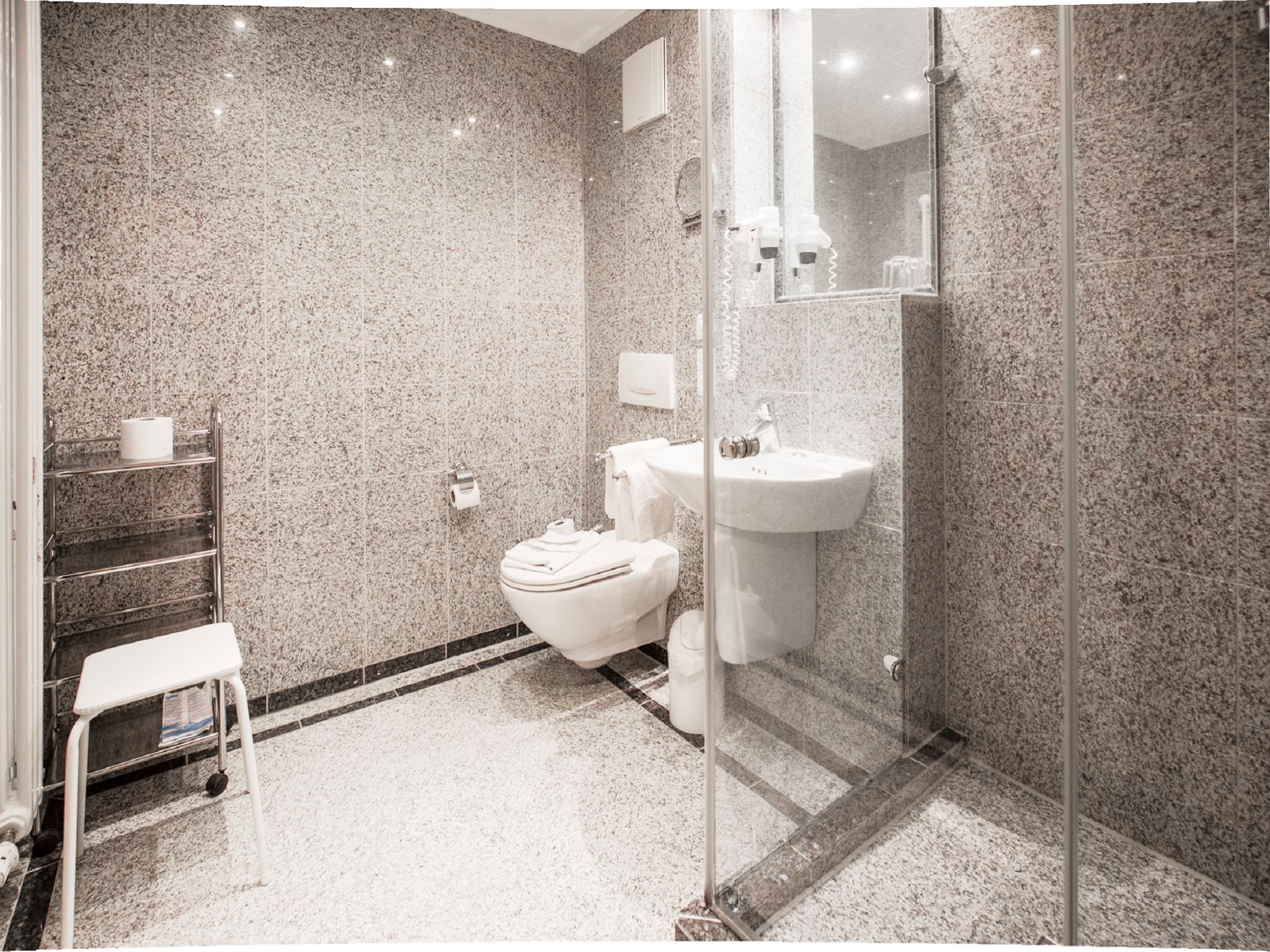 Dünenpark Binz Komfortplus Ferienwohnung mit 1 Schlafzimmer und Balkon im Dachgeschoss (126) Insel Rügen - Badezimmer