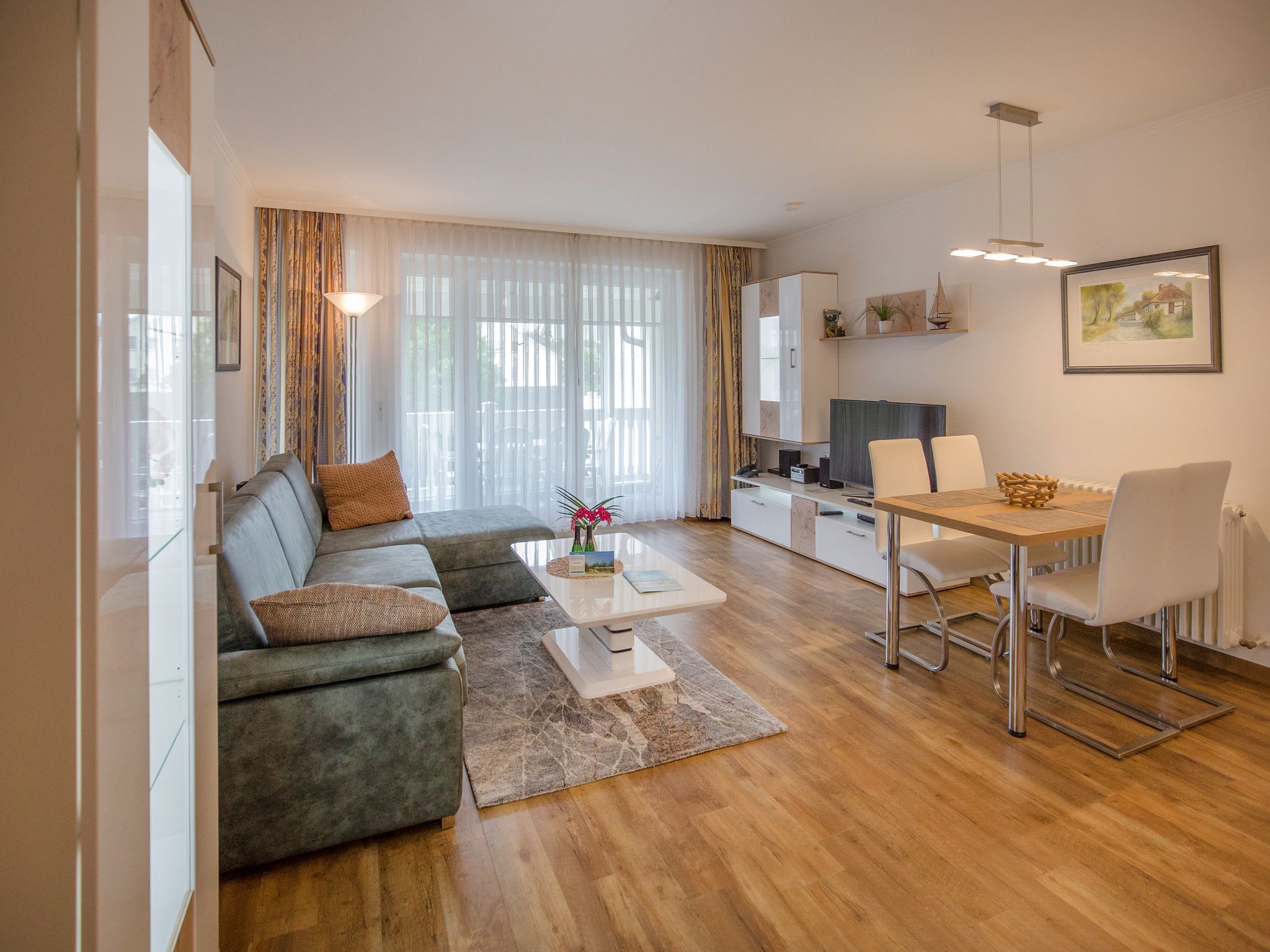 Dünenpark Binz Komfortplus Ferienwohnung mit 1 Schlafzimmer und Balkon im Obergeschoss (131) Insel Rügen - Wohnzimmer