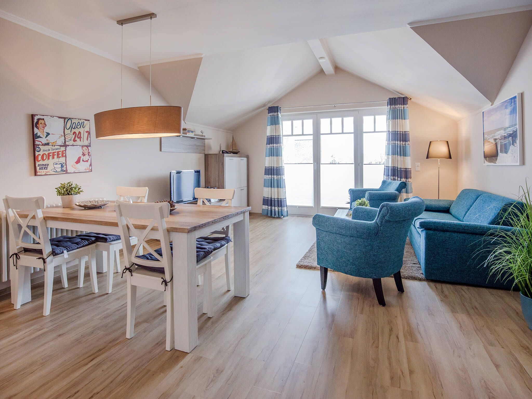 Dünenpark Binz Komfortplus Ferienwohnung mit 1 Schlafzimmer und Balkon im Dachgeschoss (136) Insel Rügen - Wohnzimmer