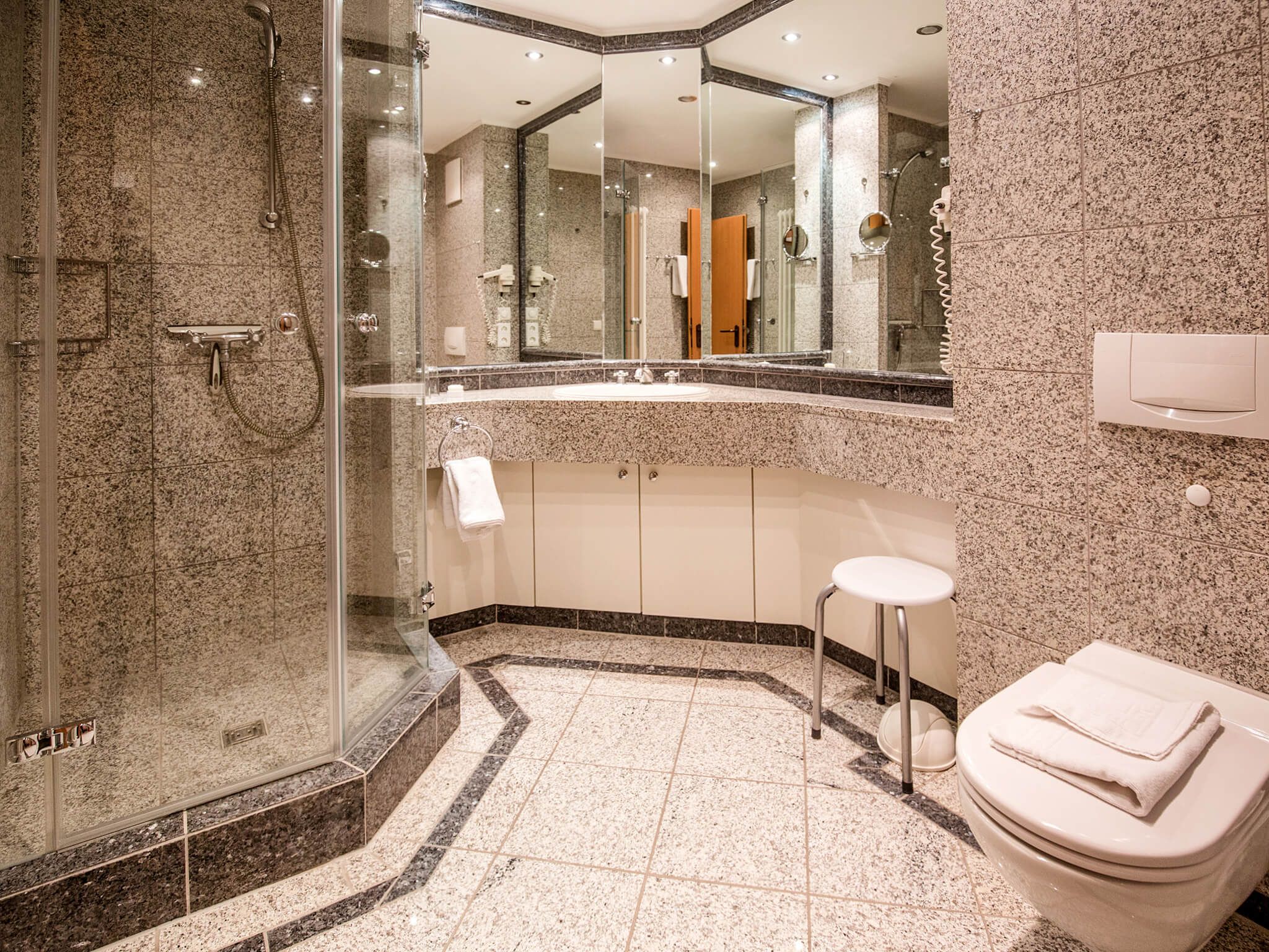 Dünenpark Binz Komfortplus Ferienwohnung mit 1 Schlafzimmer und Balkon im Dachgeschoss (136) Insel Rügen - Badezimmer