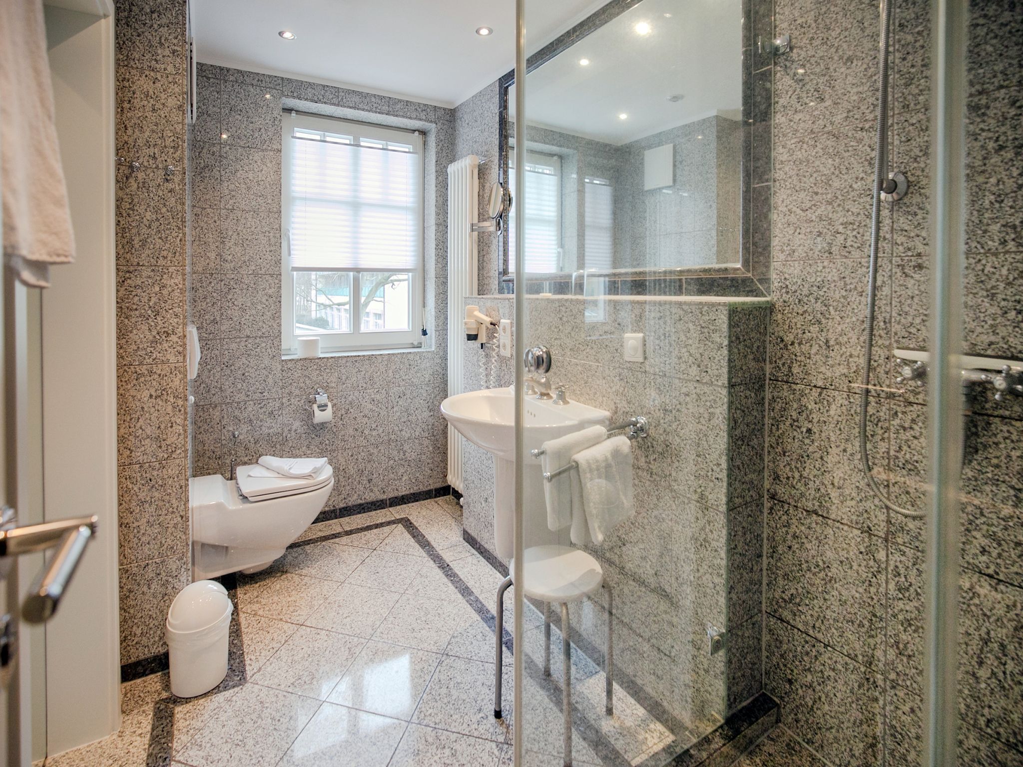 Dünenpark Binz Komfortplus Ferienwohnung mit 1 Schlafzimmer und Balkon im Obergeschoss (134) Insel Rügen - Badezimmer