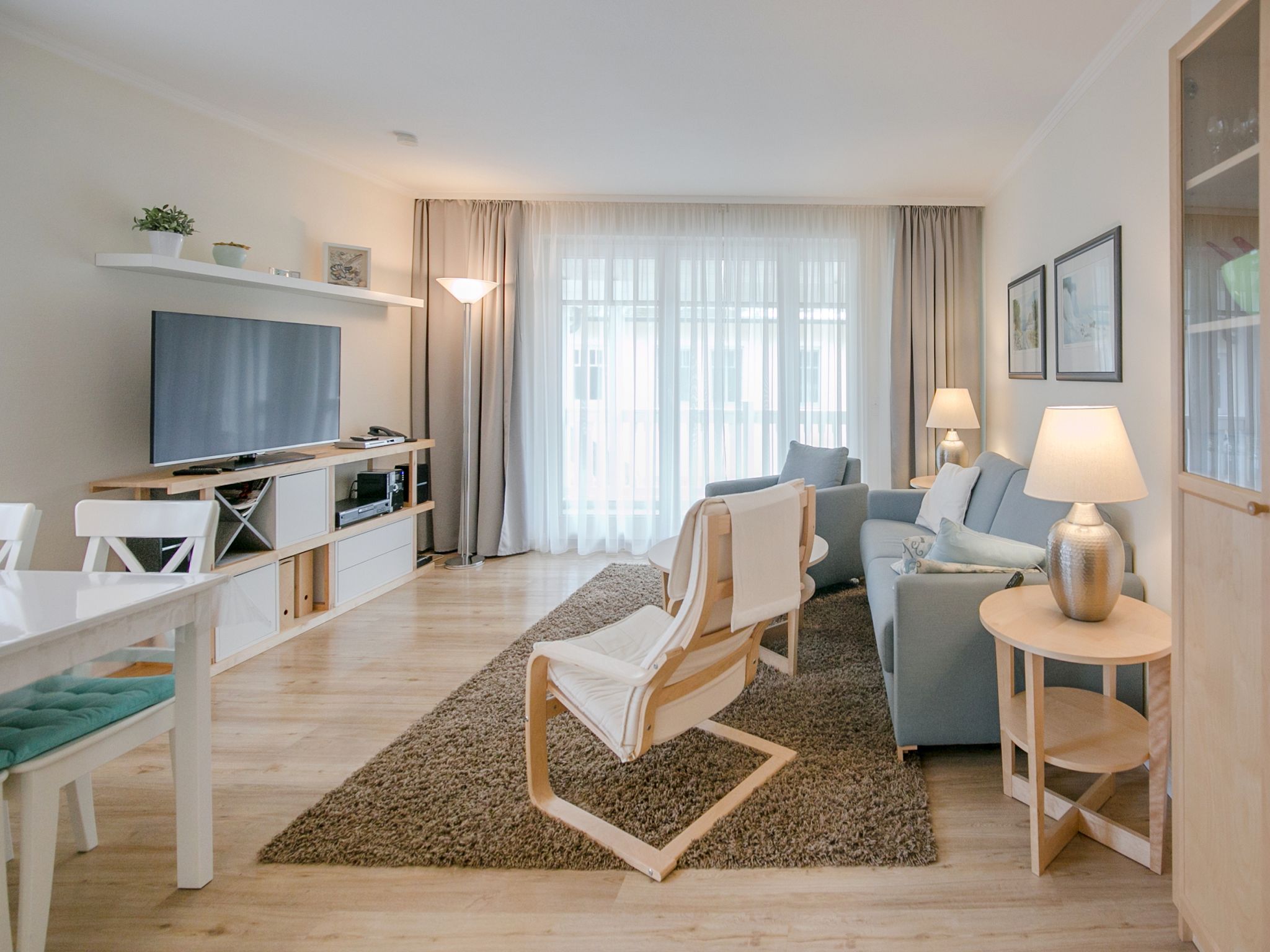 Dünenpark Binz Komfortplus Ferienwohnung mit 1 Schlafzimmer und Balkon im Obergeschoss (134) Insel Rügen - Wohnzimmer