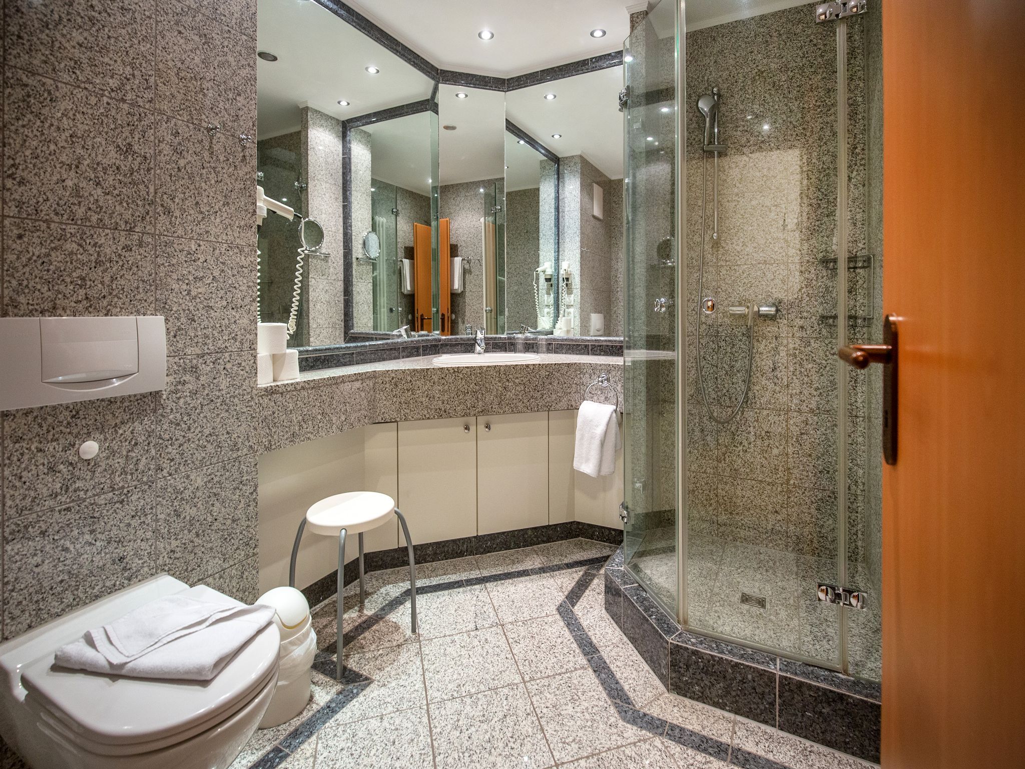 Dünenpark Binz Komfortplus Ferienwohnung mit 1 Schlafzimmer und Balkon im Dachgeschoss (137) Insel Rügen - Badezimmer