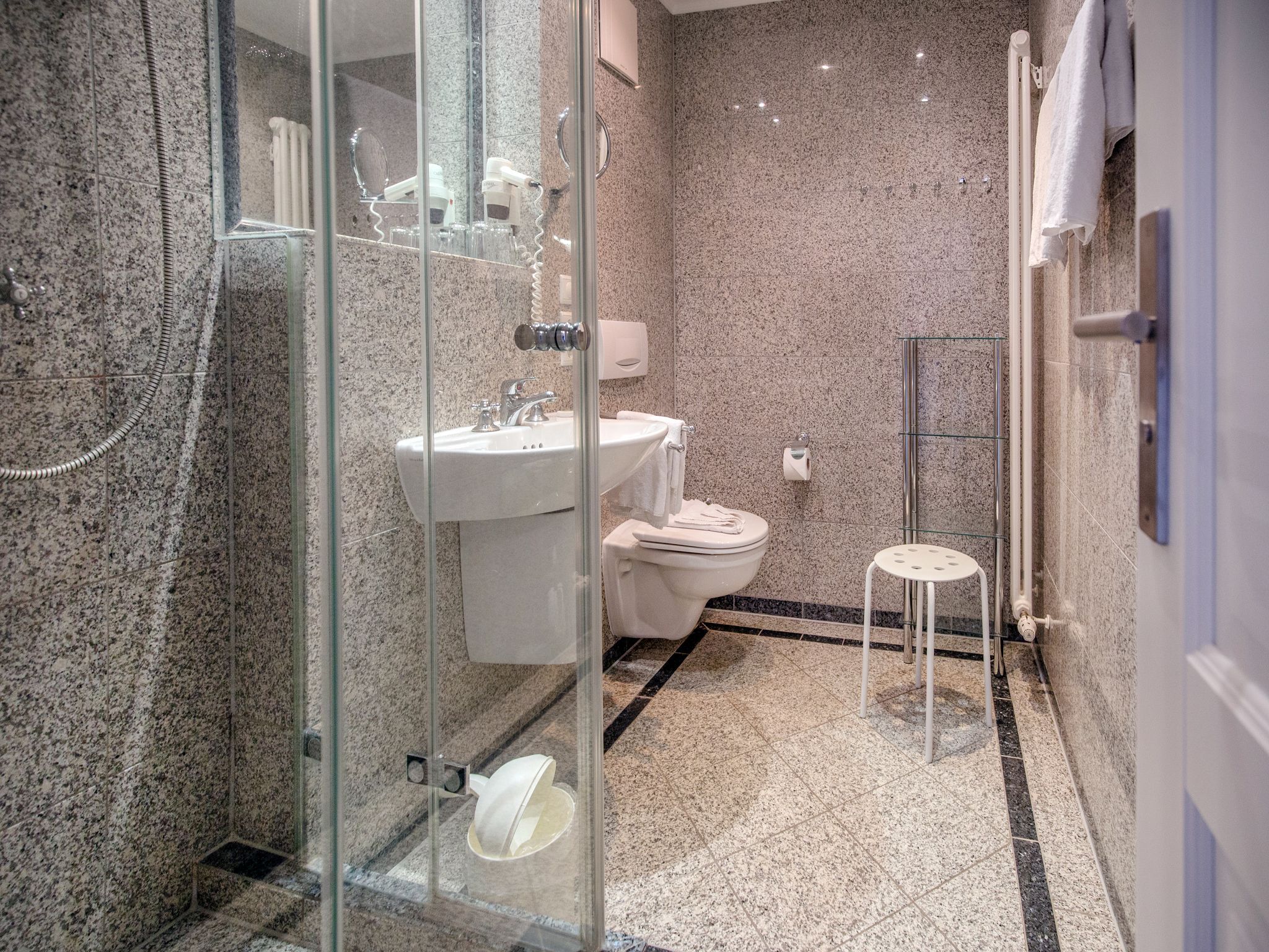 Dünenpark Binz Komfortplus Ferienwohnung mit 2 Schlafzimmern und Balkon im Dachgeschoss (171) Insel Rügen - Badezimmer