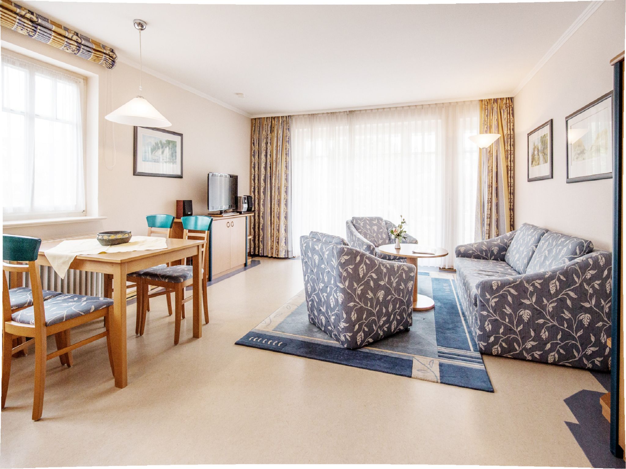 Dünenpark Binz Klassik Ferienwohnung mit 1 Schlafzimmer und Terrasse im Erdgeschoss (178) Insel Rügen - Wohnzimmer