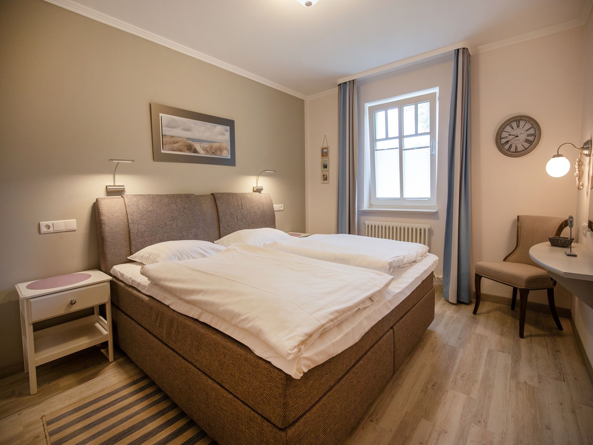 Dünenpark Binz Komfortplus Ferienwohnung mit 1 Schlafzimmer und Balkon im Obergeschoss (205) Insel Rügen - Schlafzimmer