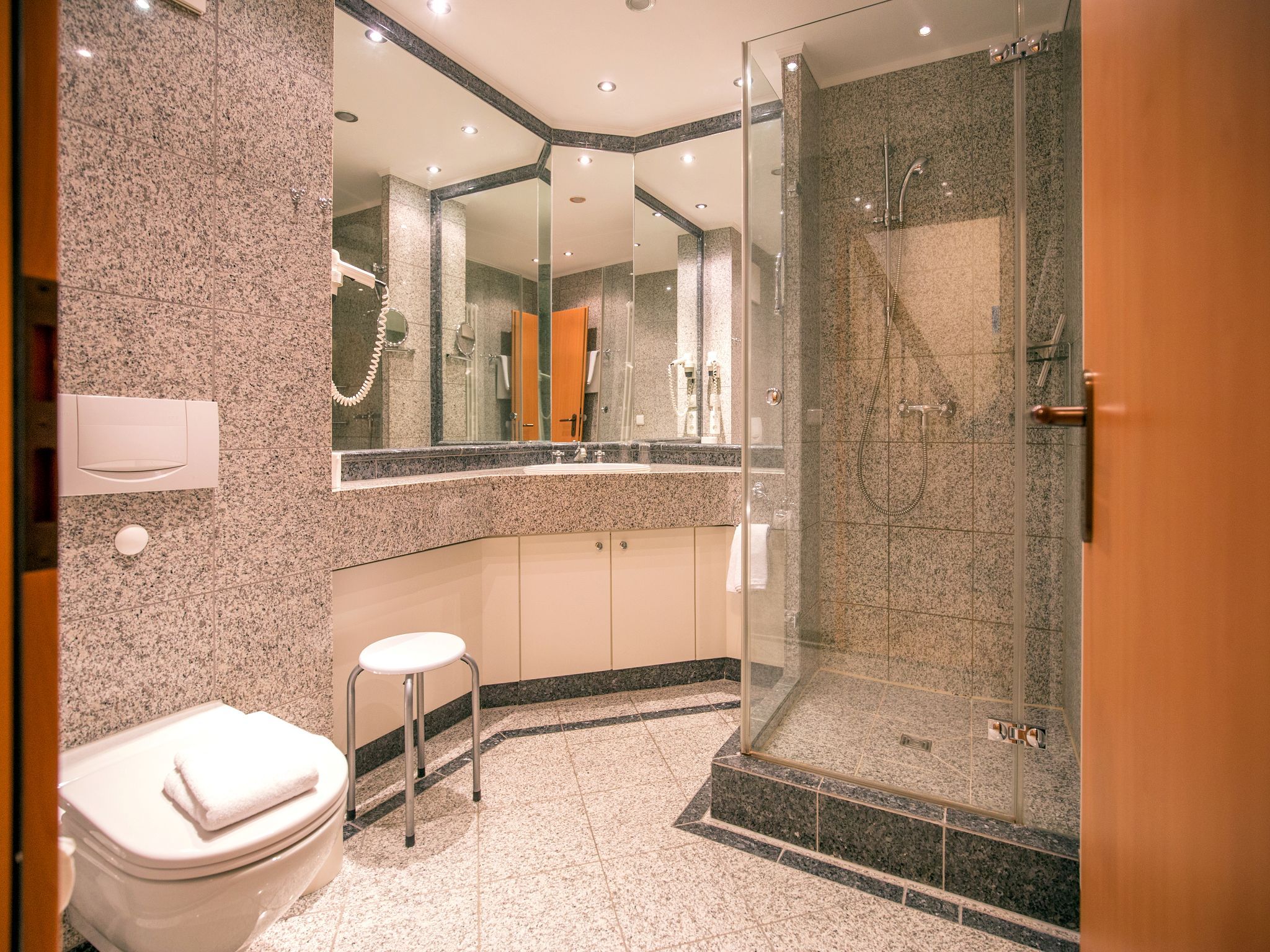 Dünenpark Binz Komfortplus Ferienwohnung mit 1 Schlafzimmer und Balkon im Dachgeschoss (209) Insel Rügen - Badezimmer