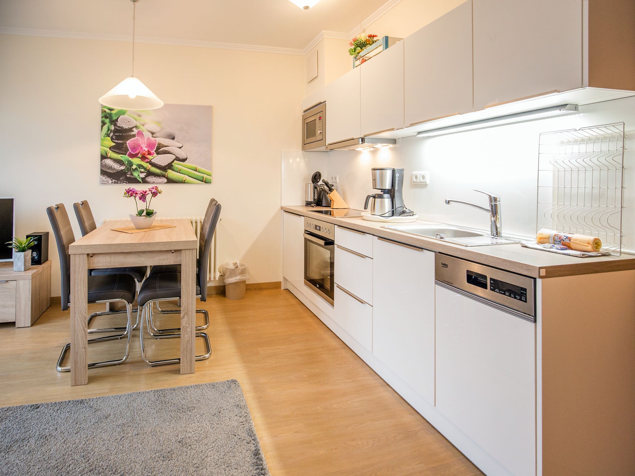 Dünenpark Binz Komfortplus Ferienwohnung mit 1 Schlafzimmer und Balkon im Dachgeschoss (209) Insel Rügen - Küche / Küchenzeile