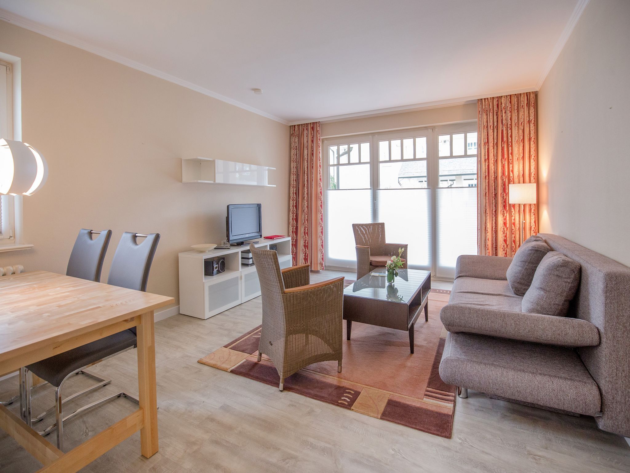 Dünenpark Binz Komfortplus Ferienwohnung mit 1 Schlafzimmer und Terrasse im Erdgeschoss (213) Insel Rügen - Wohnzimmer