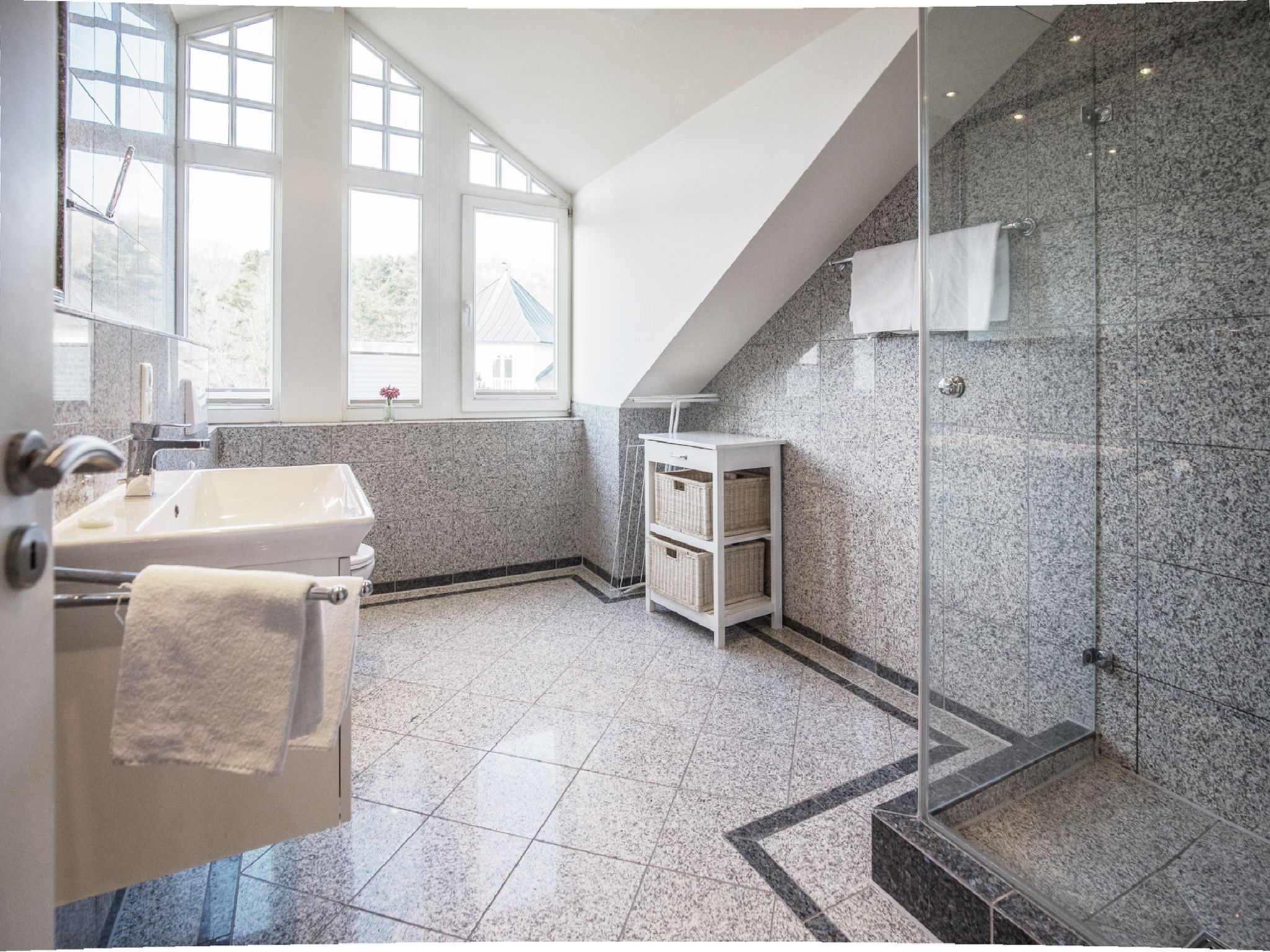 Dünenpark Binz Komfortplus Ferienwohnung mit 2 Schlafzimmern und Balkon im Dachgeschoss (217) Insel Rügen - Badezimmer