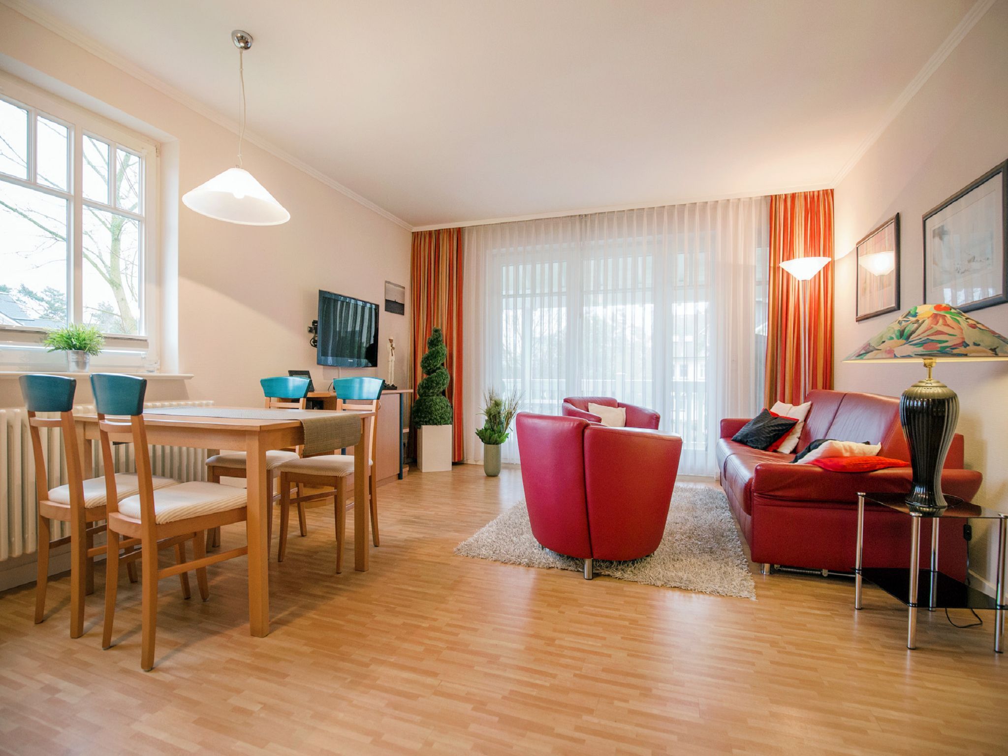 Dünenpark Binz Komfortplus Ferienwohnung mit 1 Schlafzimmer und Balkon im Obergeschoss (230) Insel Rügen - Wohnzimmer