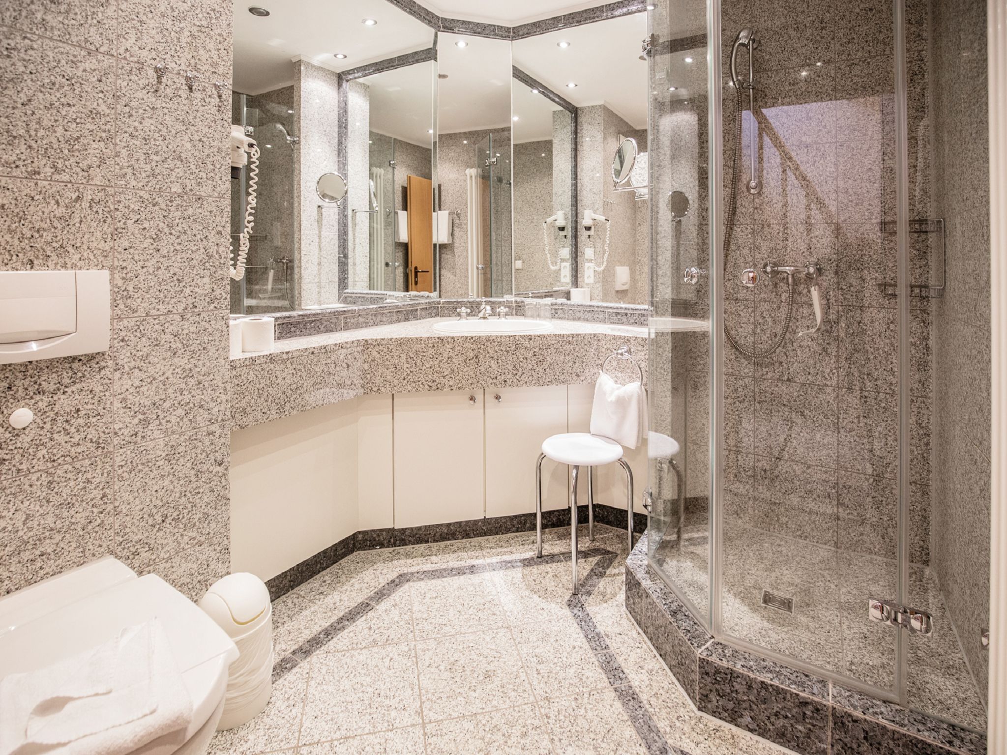 Dünenpark Binz Komfort Ferienwohnung mit 1 Schlafzimmer, Balkon und Schlafmöglichkeit im Dachgeschoß (235) Insel Rügen - Badezimmer