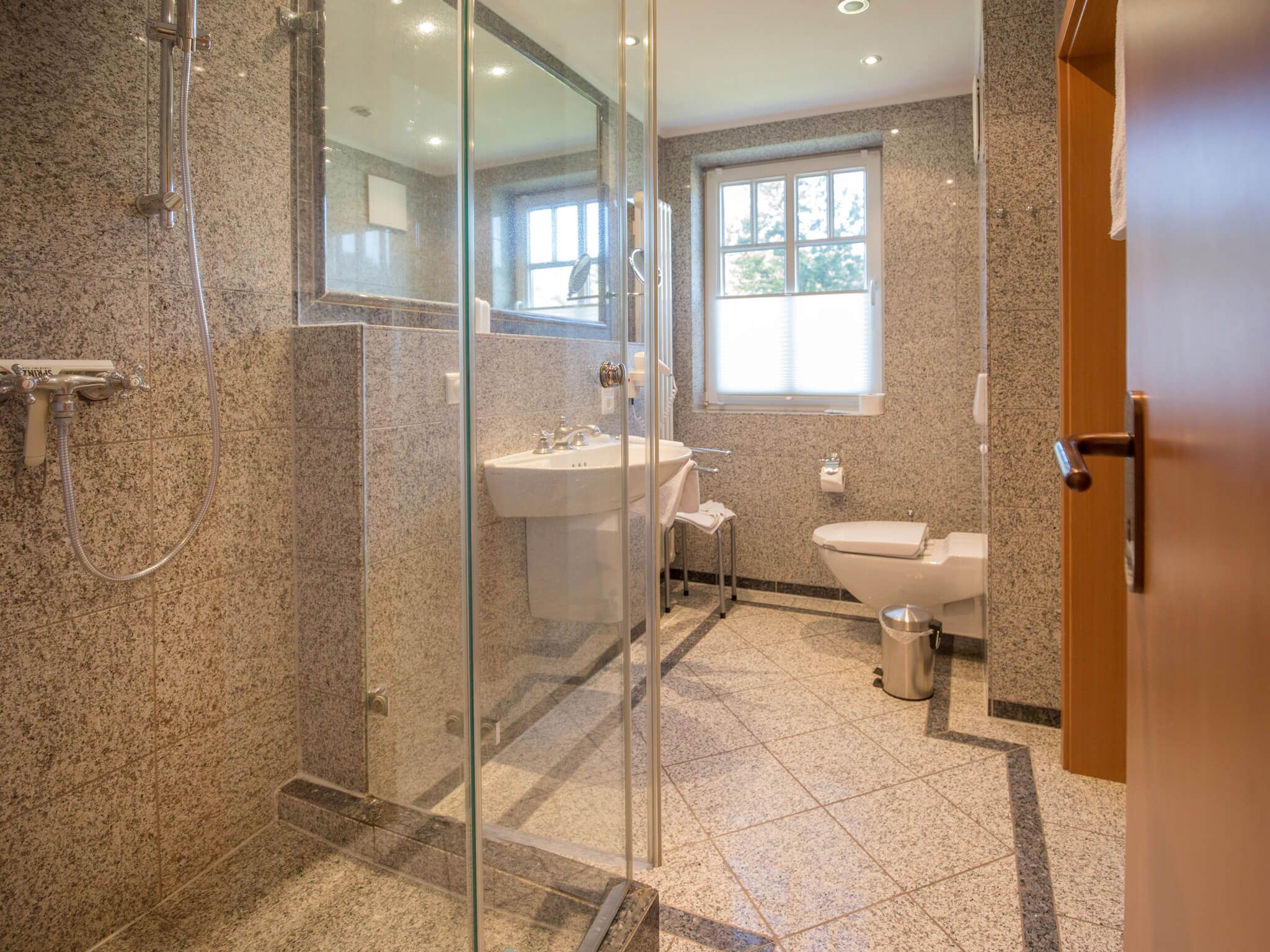 Dünenpark Binz Komfortplus Ferienwohnung mit 1 Schlafzimmer und Terrasse im Erdgeschoss (237) Insel Rügen - Badezimmer