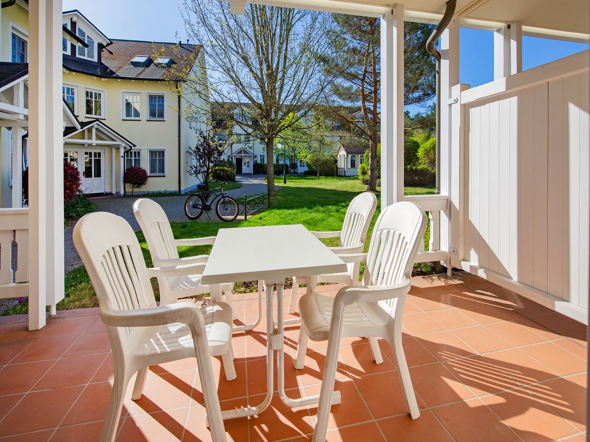 Dünenpark Binz Komfort Ferienwohnung mit 1 Schlafzimmer und Terrasse im Erdgeschoss (240) Insel Rügen - Terrasse