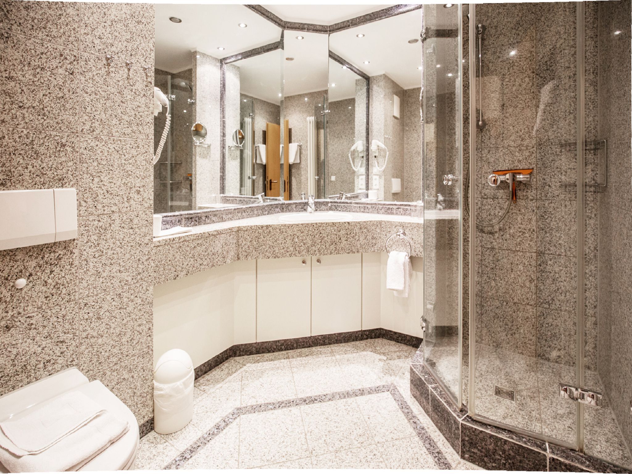 Dünenpark Binz Komfortplus Ferienwohnung mit 1 Schlafzimmer und Balkon im Dachgeschoss (247) Insel Rügen - Badezimmer