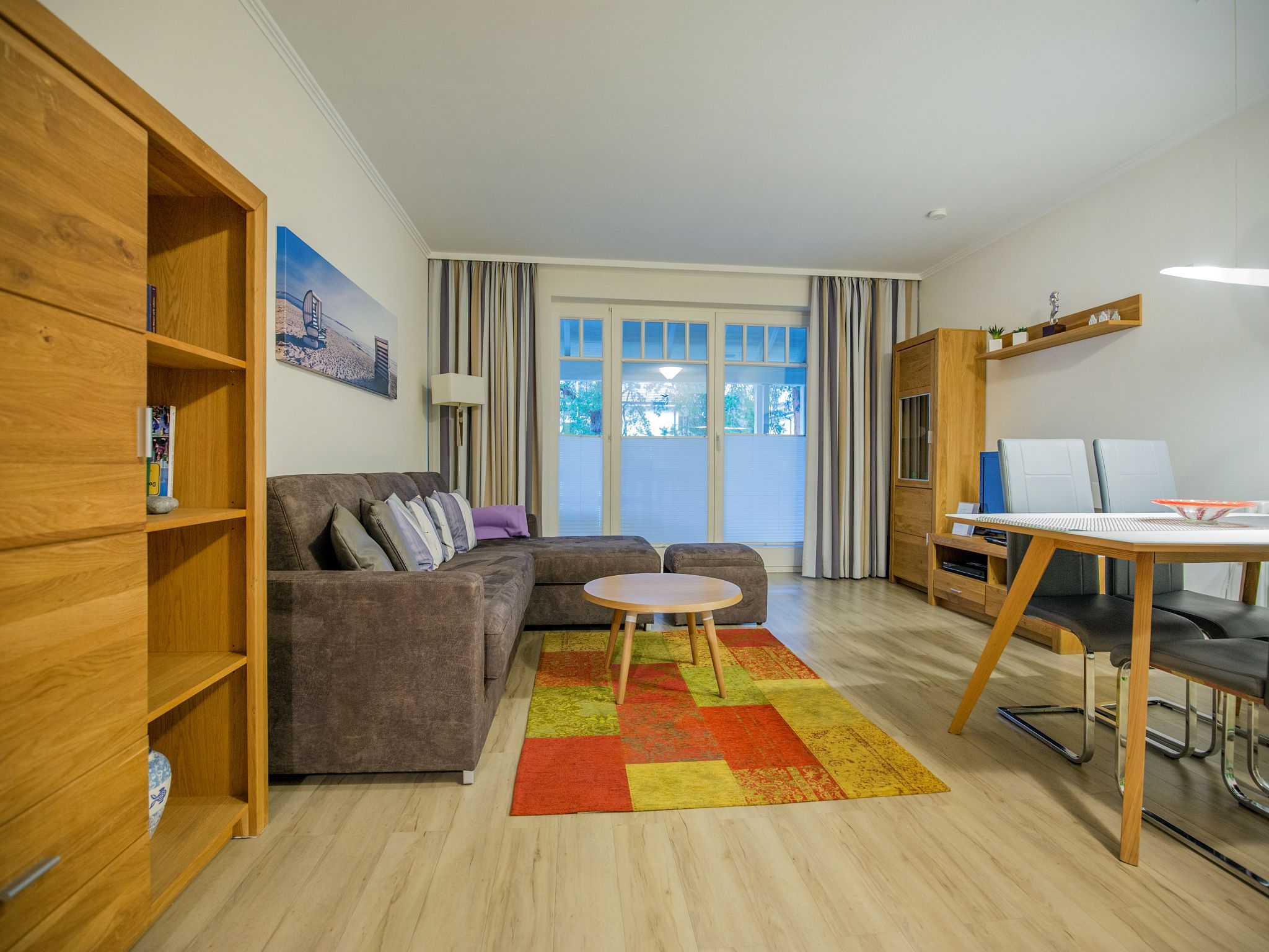 Dünenpark Binz Komfortplus Ferienwohnung mit 1 Schlafzimmer und Balkon im Obergeschoss (253) Insel Rügen - Wohnzimmer