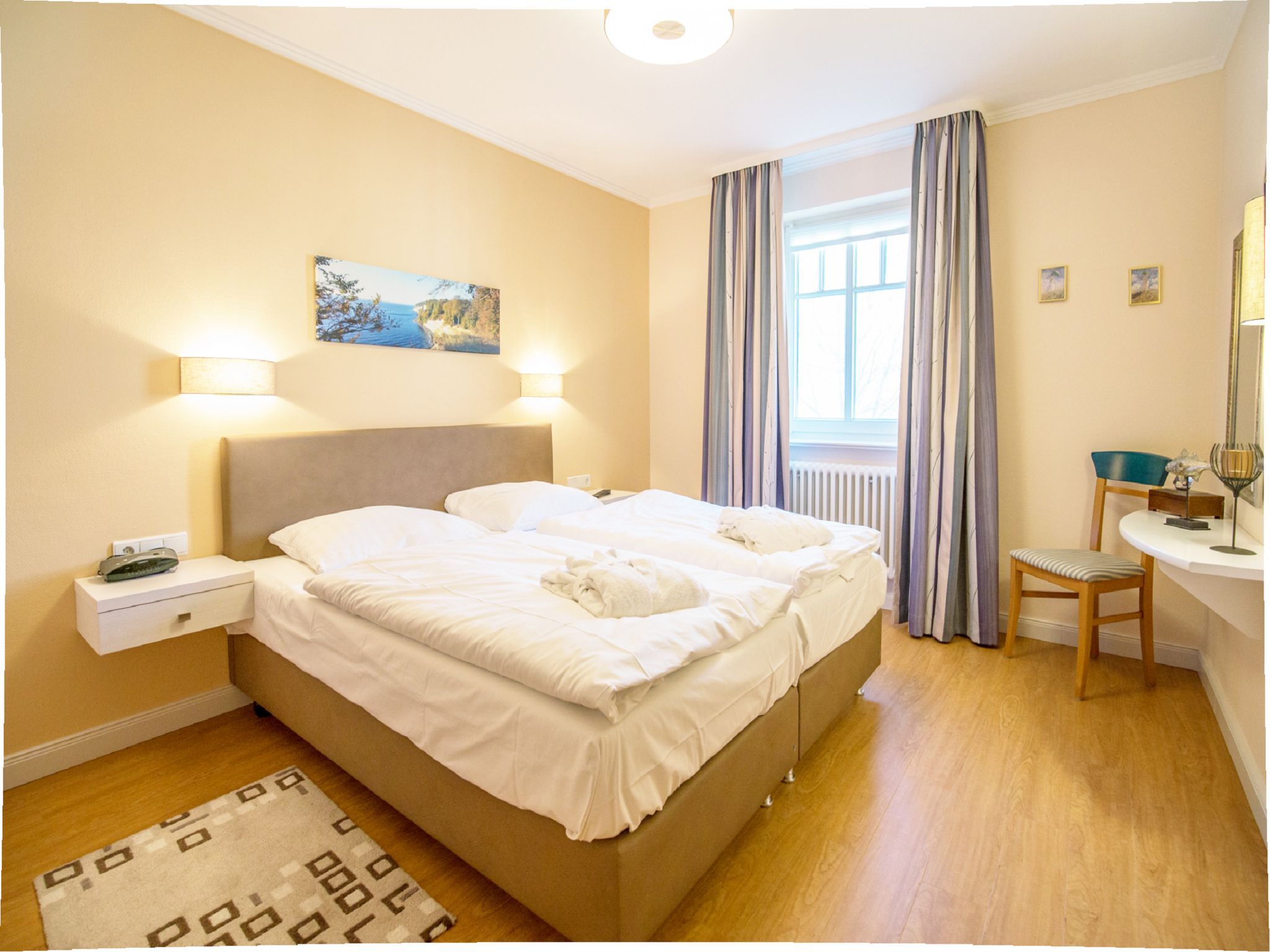 Dünenpark Binz Komfortplus Ferienwohnung mit 1 Schlafzimmer und Balkon im Obergeschoss (253) Insel Rügen - Schlafzimmer