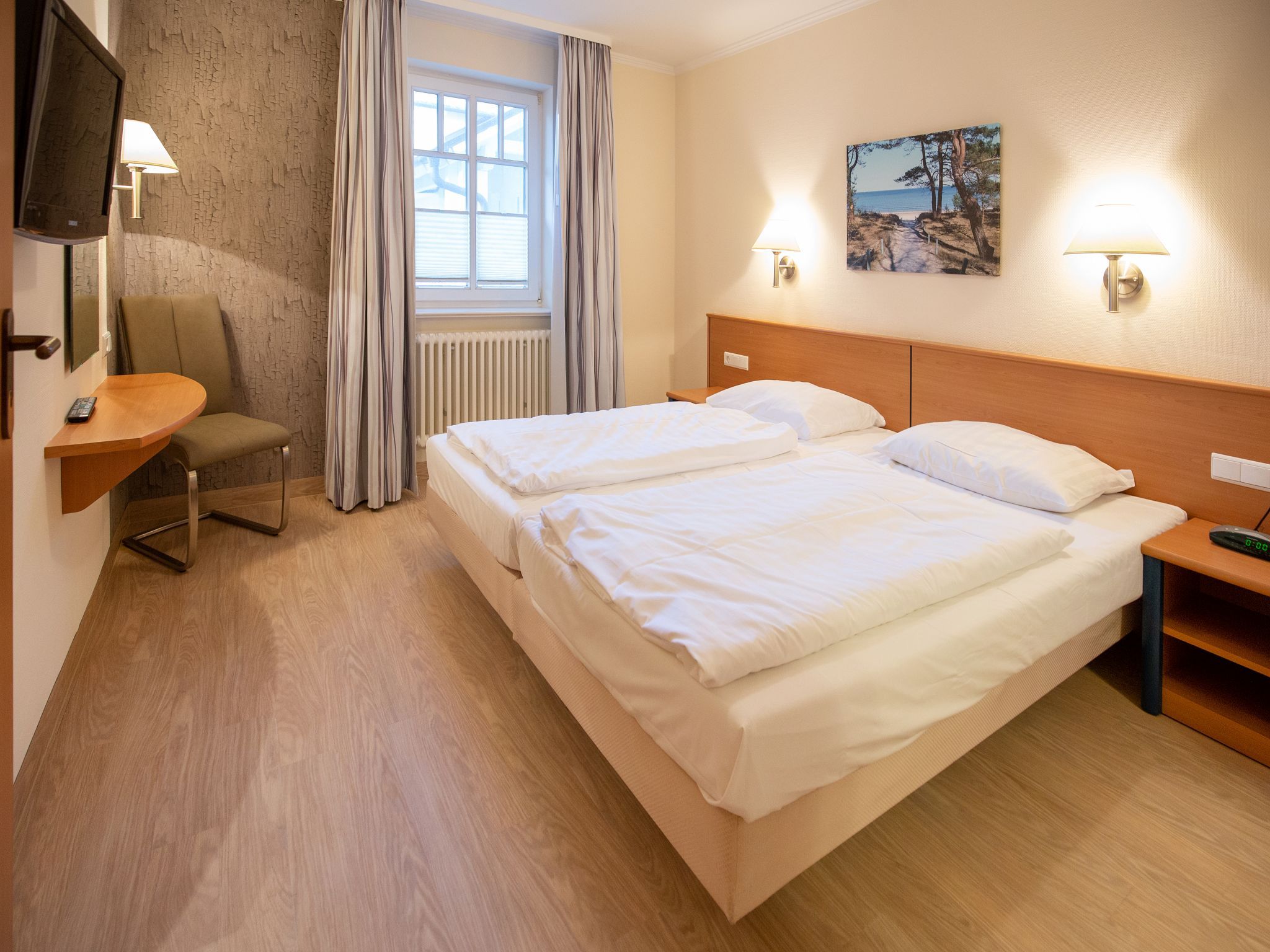 Dünenpark Binz Komfortplus Ferienwohnung mit 1 Schlafzimmer und Balkon im Obergeschoss (254) Insel Rügen - Schlafzimmer