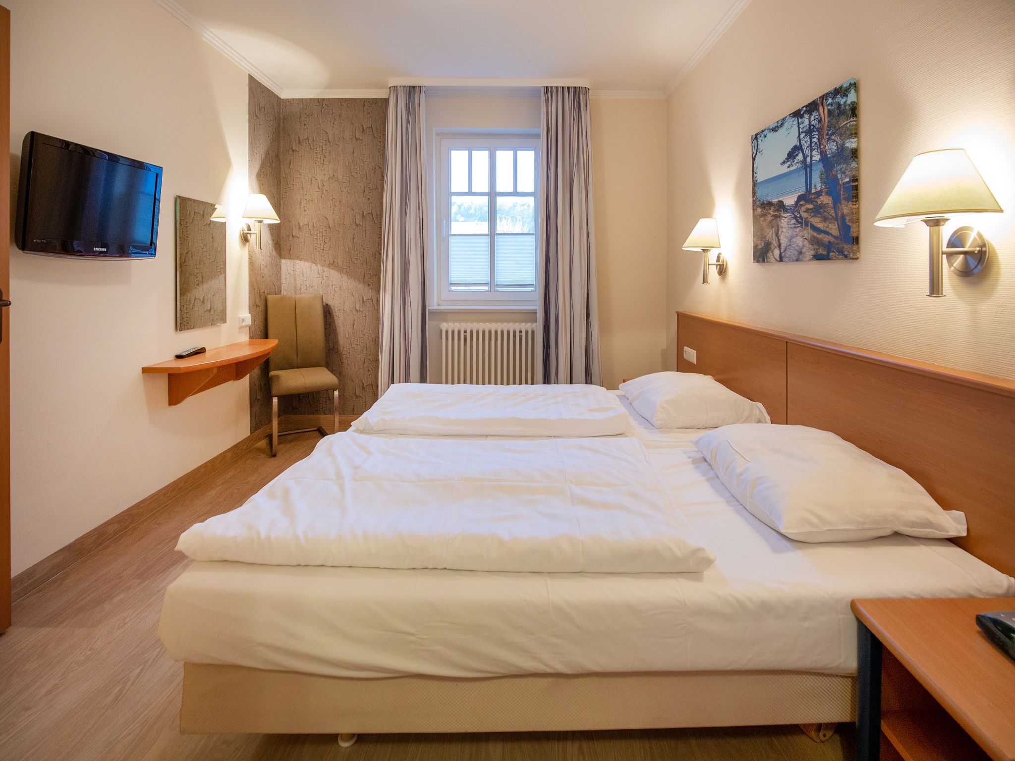 Dünenpark Binz Komfortplus Ferienwohnung mit 1 Schlafzimmer und Balkon im Obergeschoss (254) Insel Rügen - Schlafzimmer