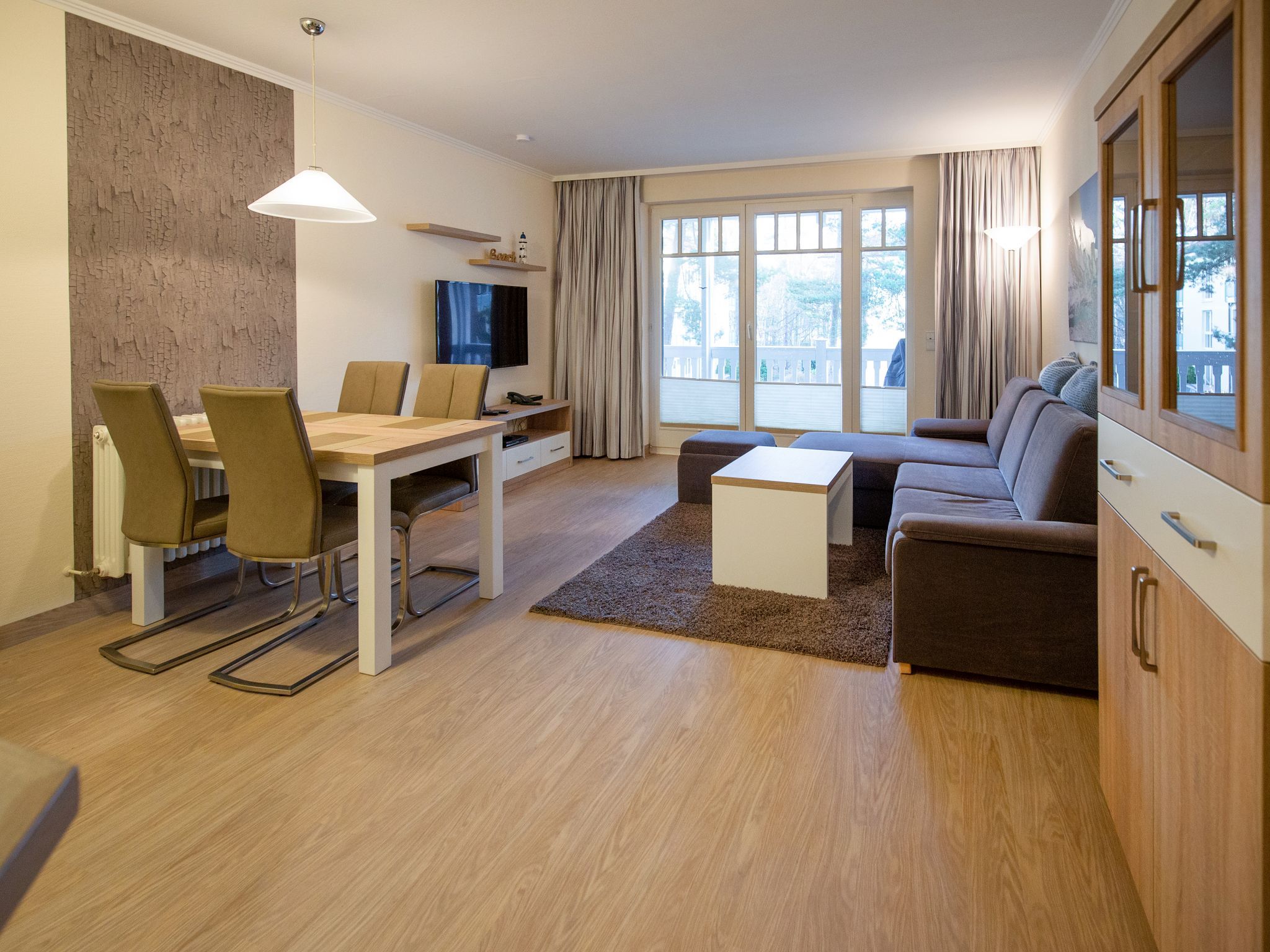 Dünenpark Binz Komfortplus Ferienwohnung mit 1 Schlafzimmer und Balkon im Obergeschoss (254) Insel Rügen - Wohnzimmer
