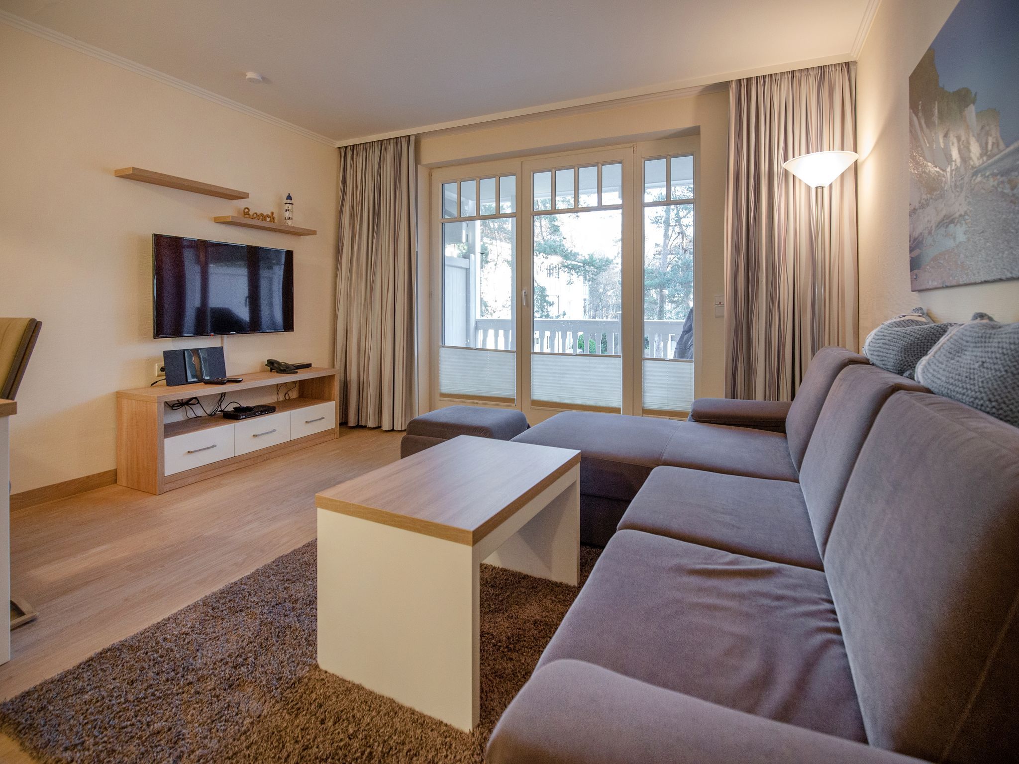 Dünenpark Binz Komfortplus Ferienwohnung mit 1 Schlafzimmer und Balkon im Obergeschoss (254) Insel Rügen - Wohnzimmer