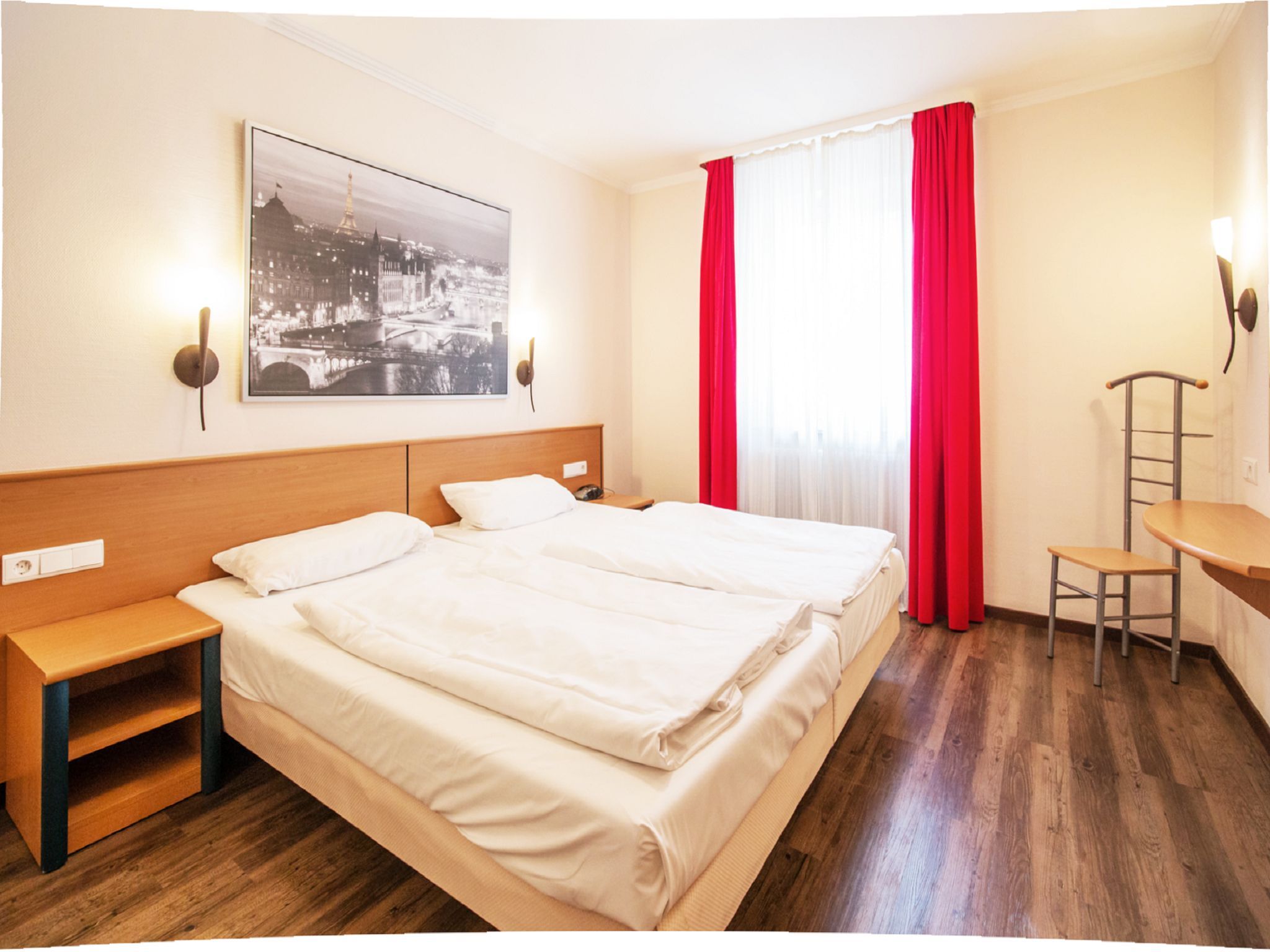 Dünenpark Binz Komfortplus Ferienwohnung mit 1 Schlafzimmer und Balkon im Obergeschoss (255) Insel Rügen - Schlafzimmer