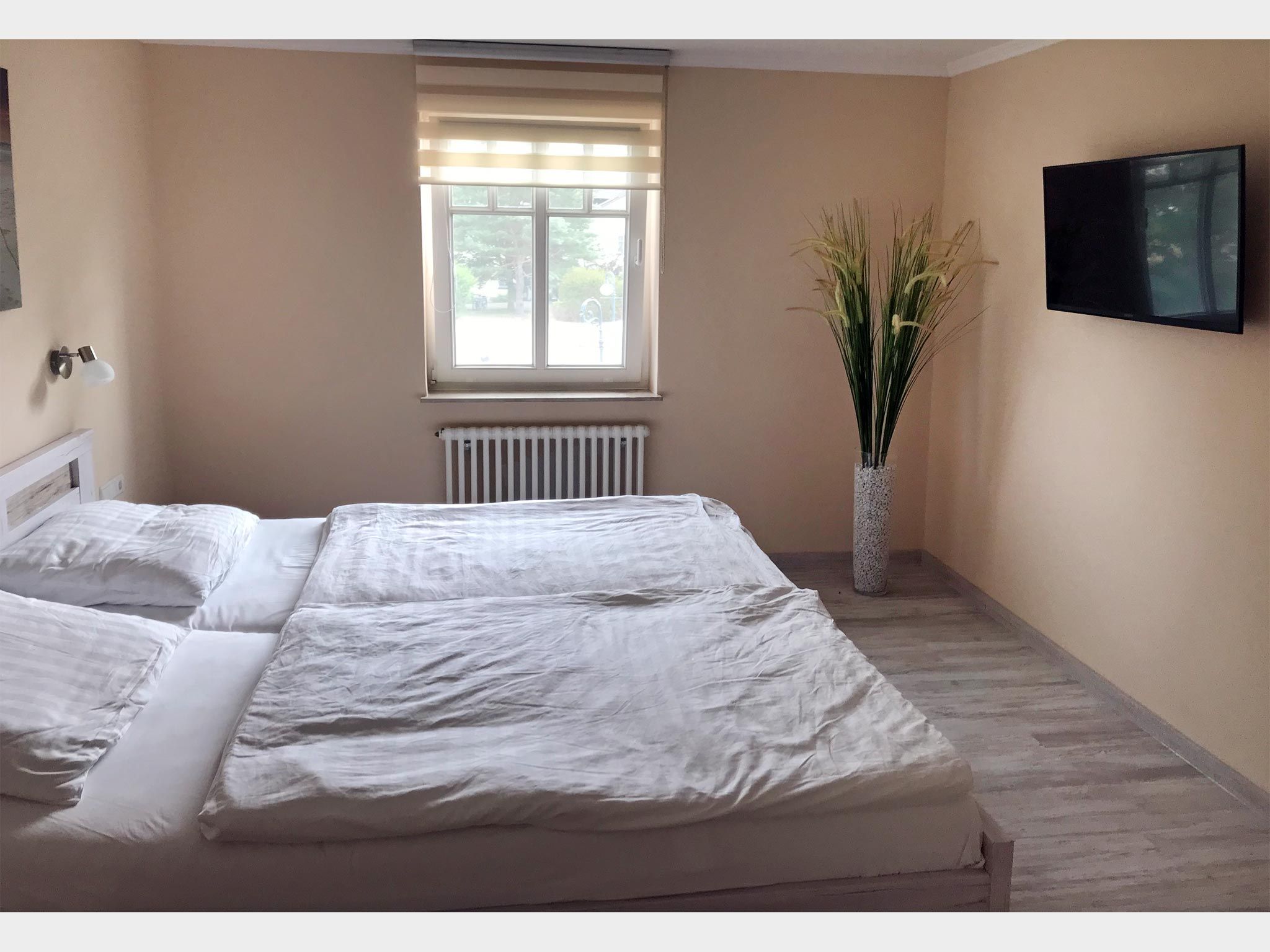 Dünenpark Binz Komfortplus Ferienwohnung mit 1 Schlafzimmer und Balkon im Obergeschoss (289) Insel Rügen - Schlafzimmer