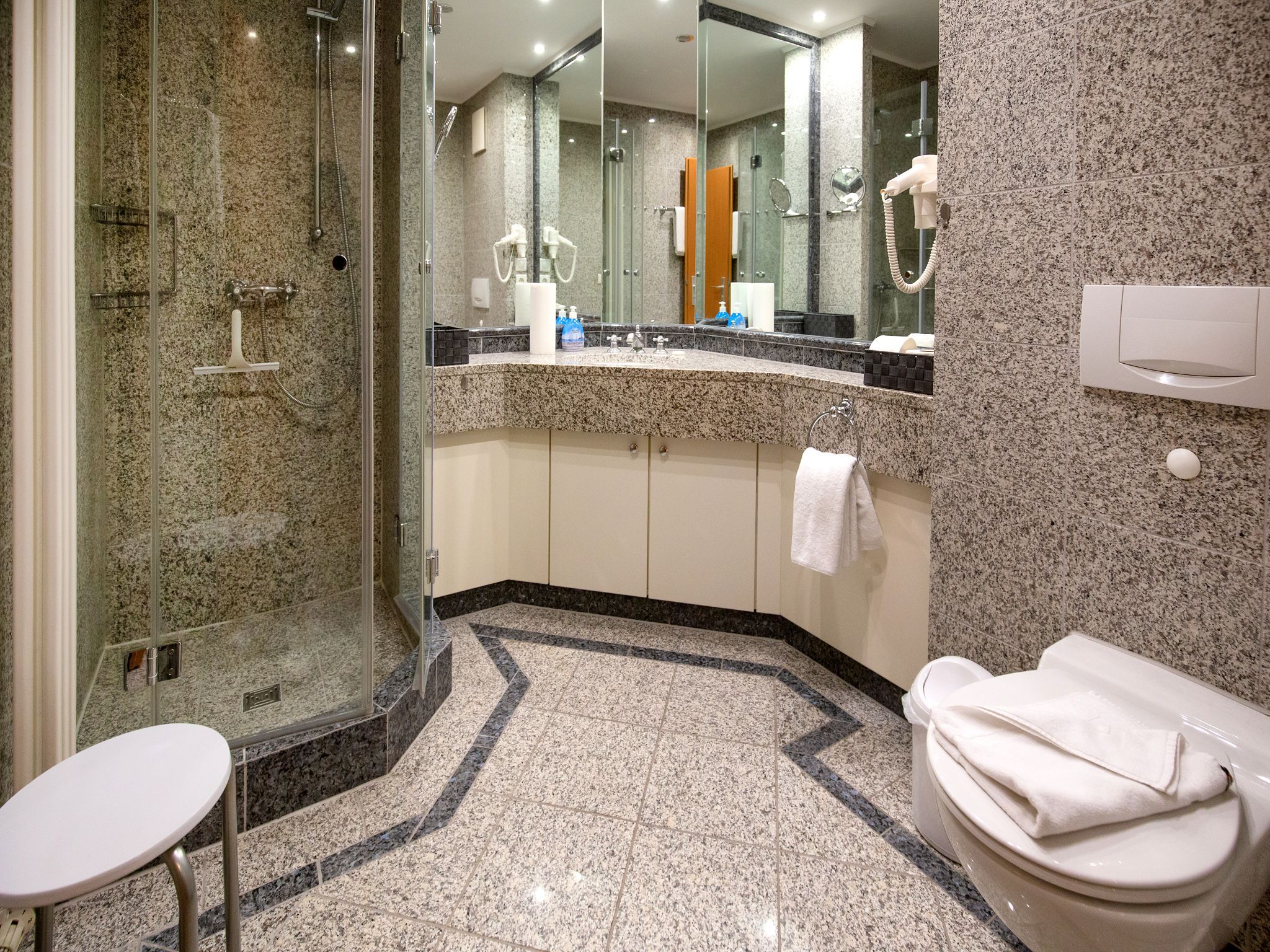 Dünenpark Binz Komfortplus Ferienwohnung mit 1 Schlafzimmer und Balkon im Dachgeschoss (294) Insel Rügen - Badezimmer