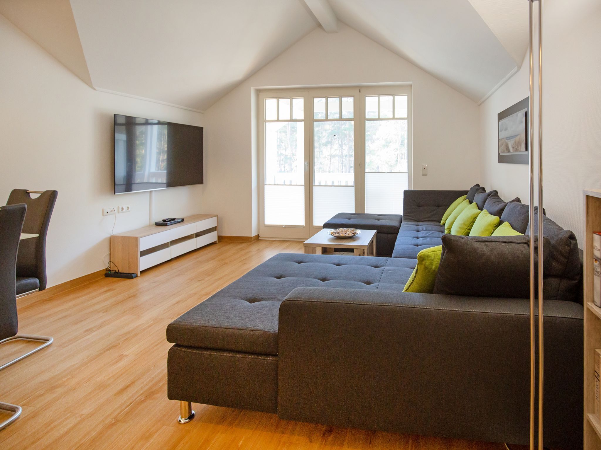 Dünenpark Binz Komfortplus Ferienwohnung mit 1 Schlafzimmer und Balkon im Dachgeschoss (294) Insel Rügen - Wohnzimmer