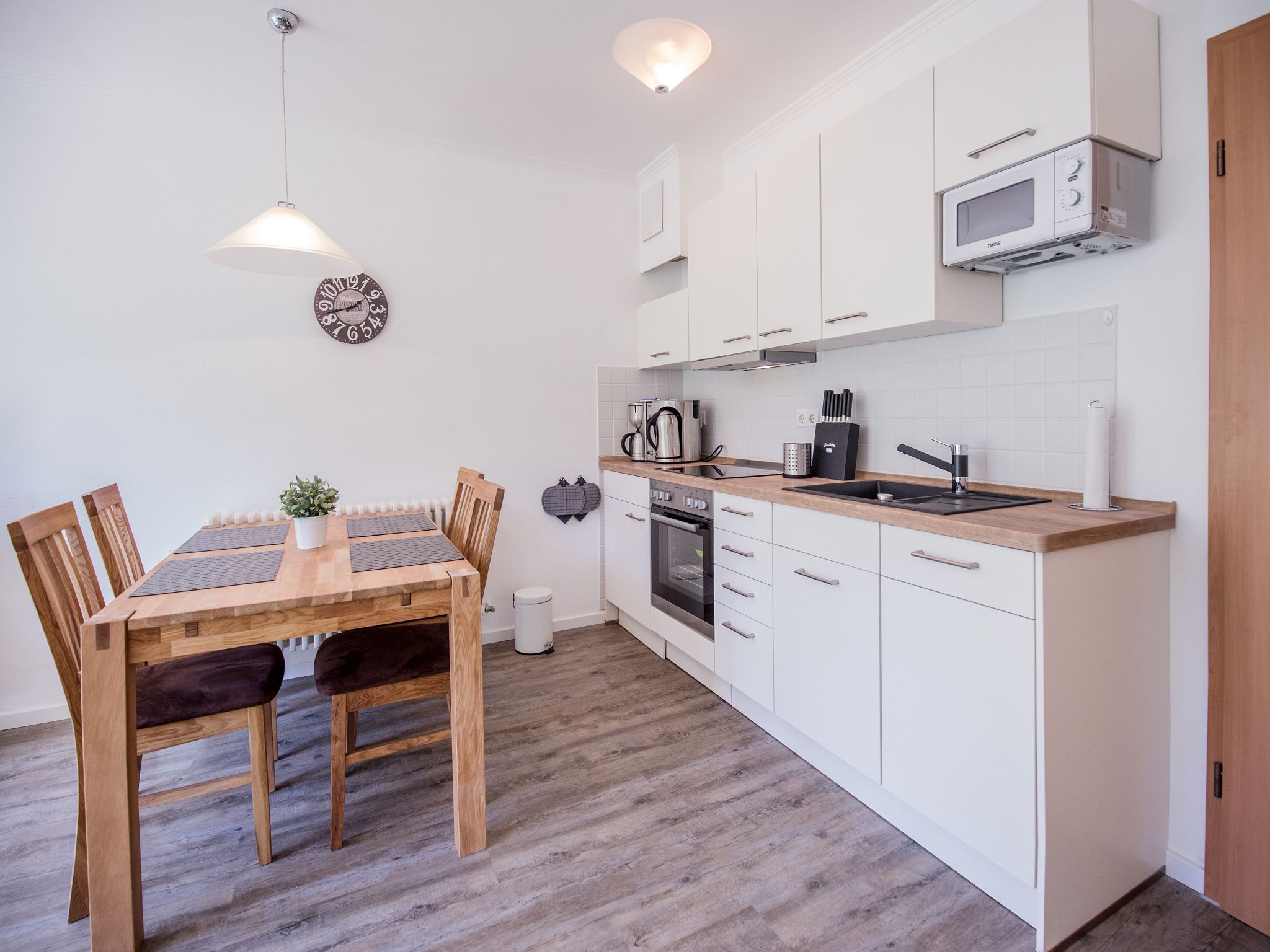 Dünenpark Binz Komfortplus Ferienwohnung mit 1 Schlafzimmer und Balkon im Dachgeschoss (295) Insel Rügen - Küche / Küchenzeile