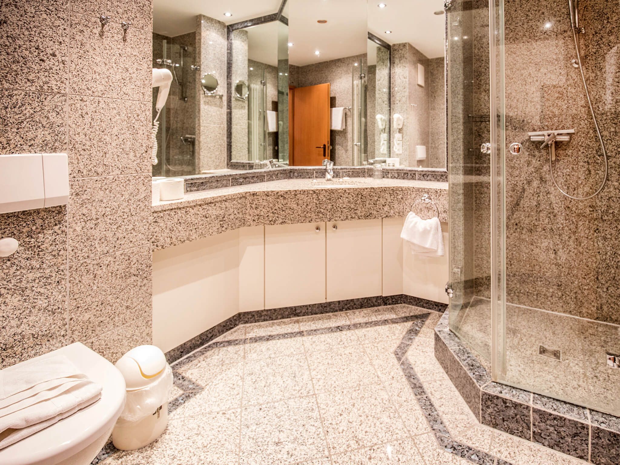 Dünenpark Binz Komfortplus Ferienwohnung mit 1 Schlafzimmer und Balkon im Dachgeschoss (307) Insel Rügen - Badezimmer