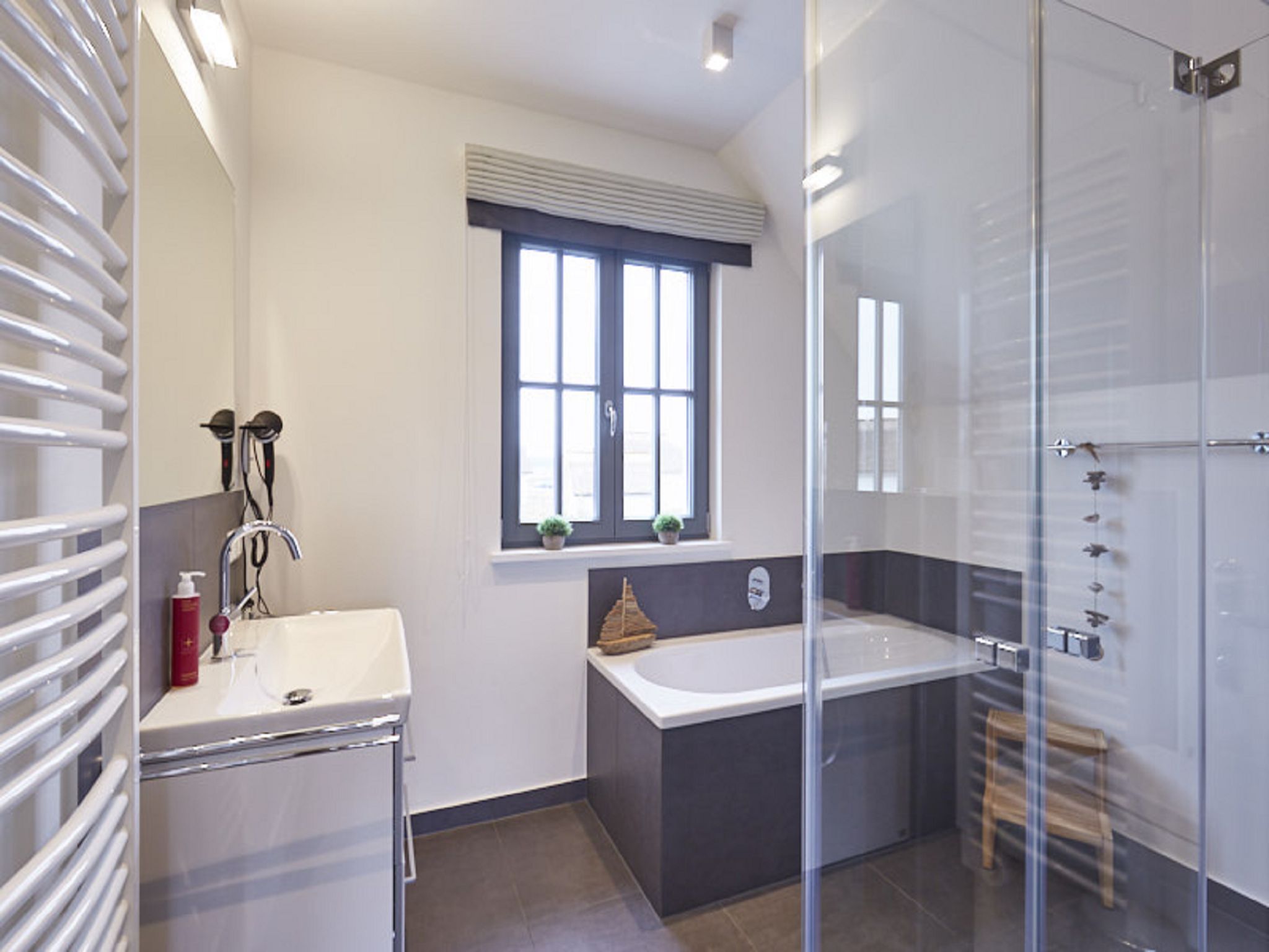 Superior Reetdachvilla mit 2 Schlafzimmern und Kamin (E28) - Badezimmer