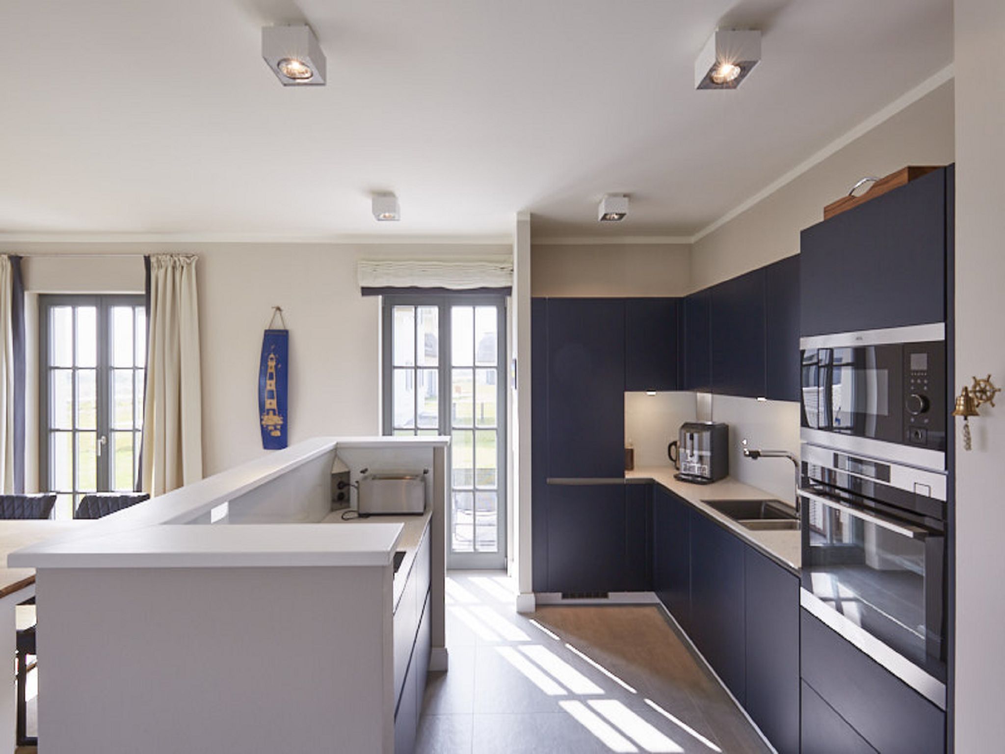 Luxus Reetdachvilla mit 3 Schlafzimmern, Sauna und Kamin (E27) - Küche / Küchenzeile