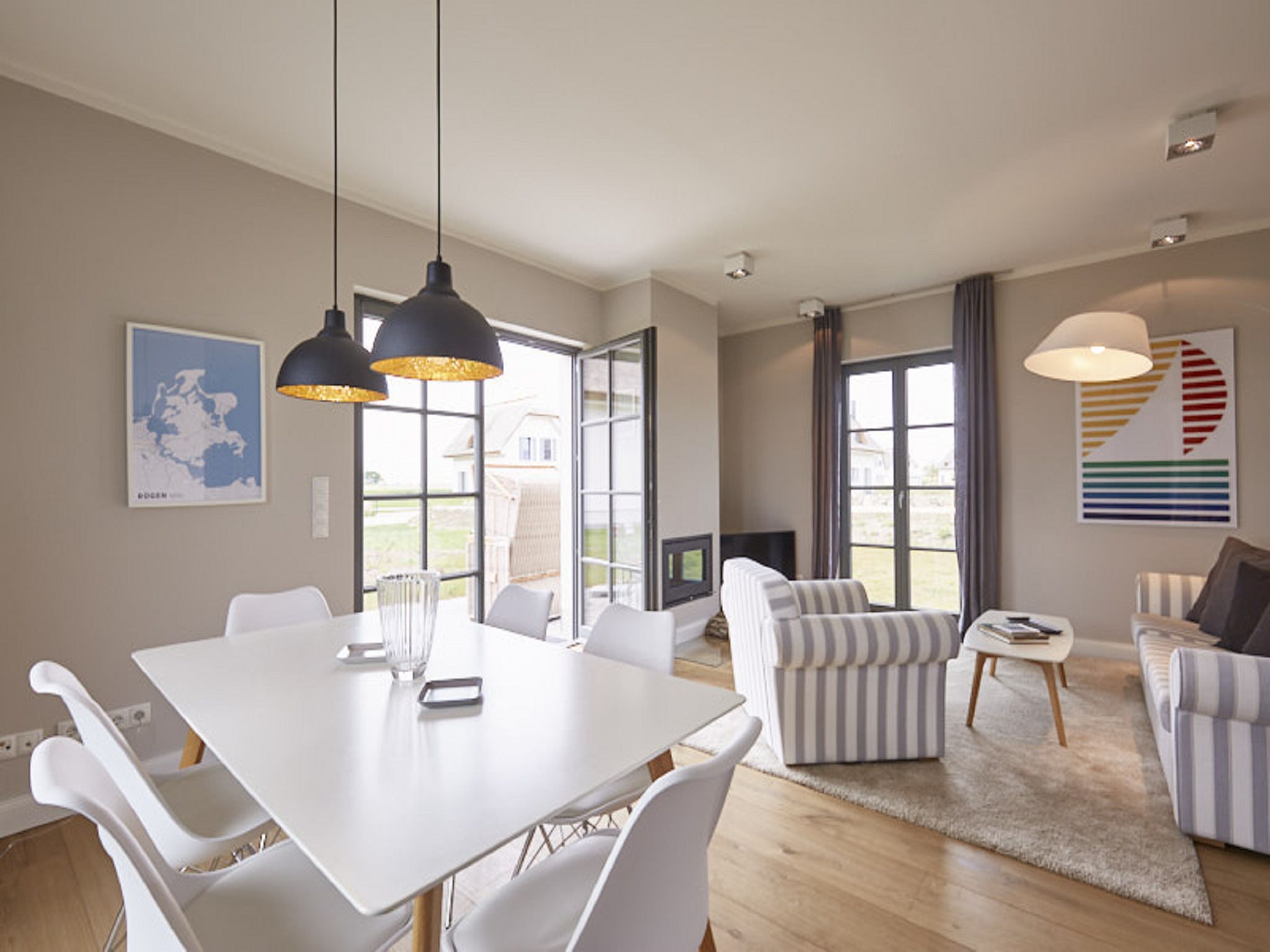 Premium Reetdachvilla mit 3 Schlafzimmern, Sauna und Kamin (E24) - Wohnzimmer