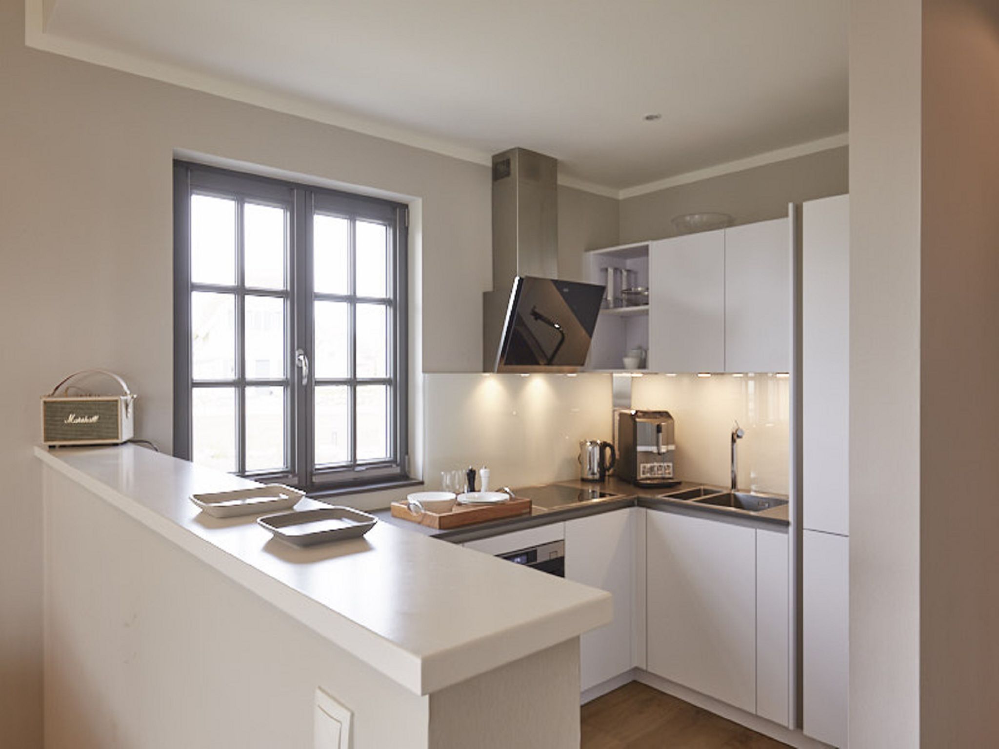 Premium Reetdachvilla mit 3 Schlafzimmern, Sauna und Kamin (E24) - Küche / Küchenzeile