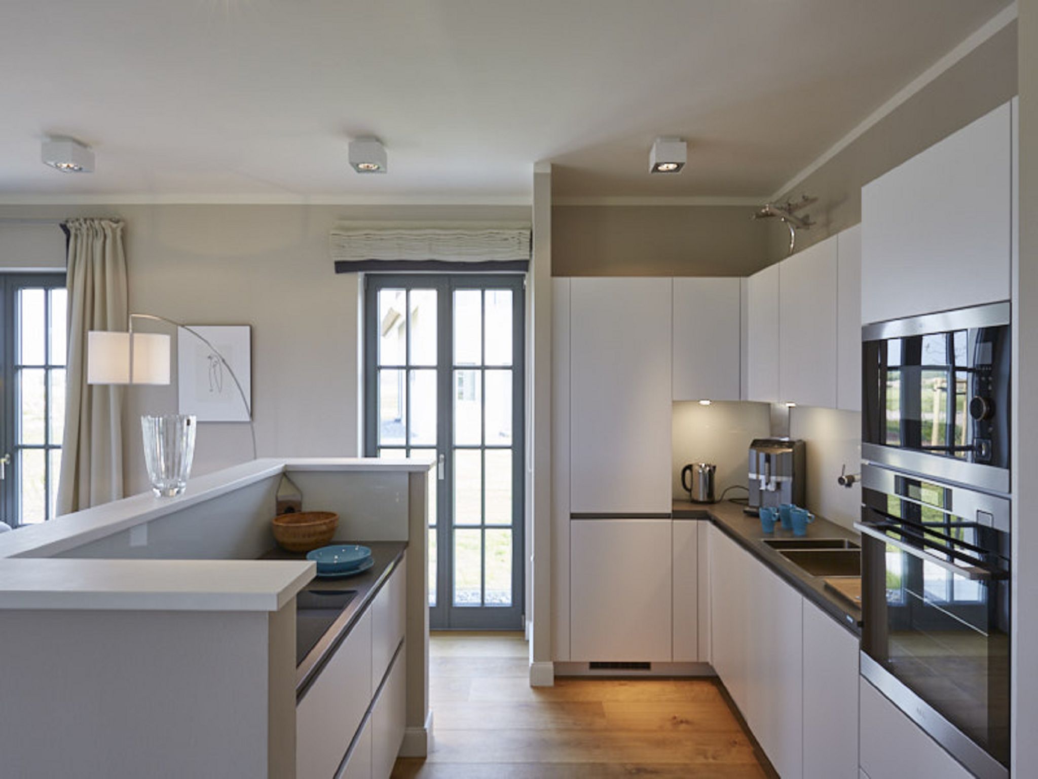 Luxus Reetdachvilla mit 3 Schlafzimmern, Sauna und Kamin (E23) - Küche / Küchenzeile