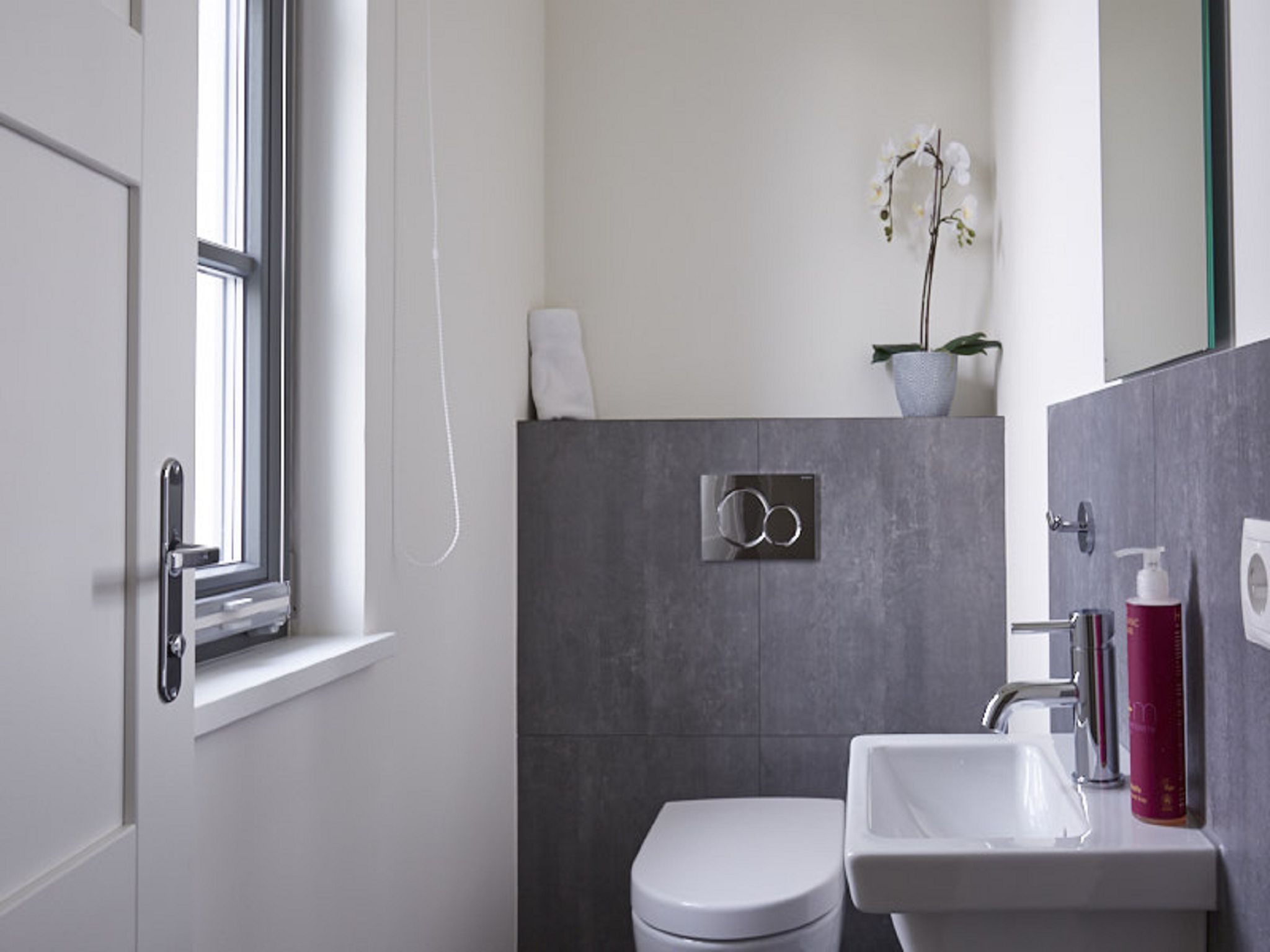 Premium Reetdachvilla mit 3 Schlafzimmern, Sauna und Kamin (E21) - Gäste-WC