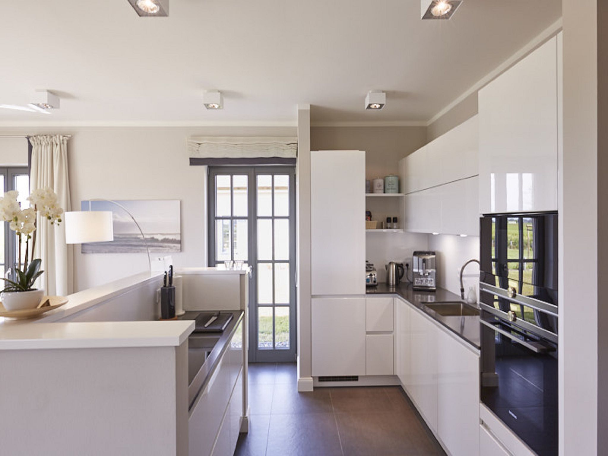 Luxus Reetdachvilla mit 3 Schlafzimmern, Sauna und Kamin (E20) - Küche / Küchenzeile