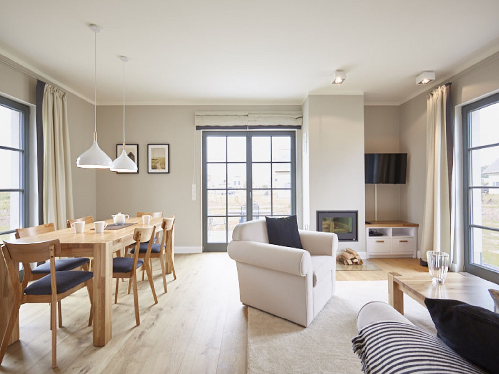 Premium Reetdachvilla mit 3 Schlafzimmern, Sauna und Kamin (E18) - Wohnzimmer