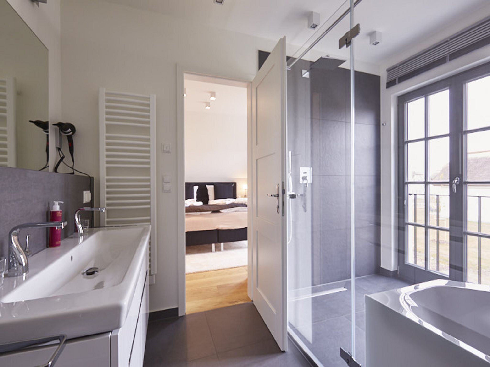 Luxus Reetdachvilla mit 3 Schlafzimmern, Sauna und Kamin (E17) - Badezimmer