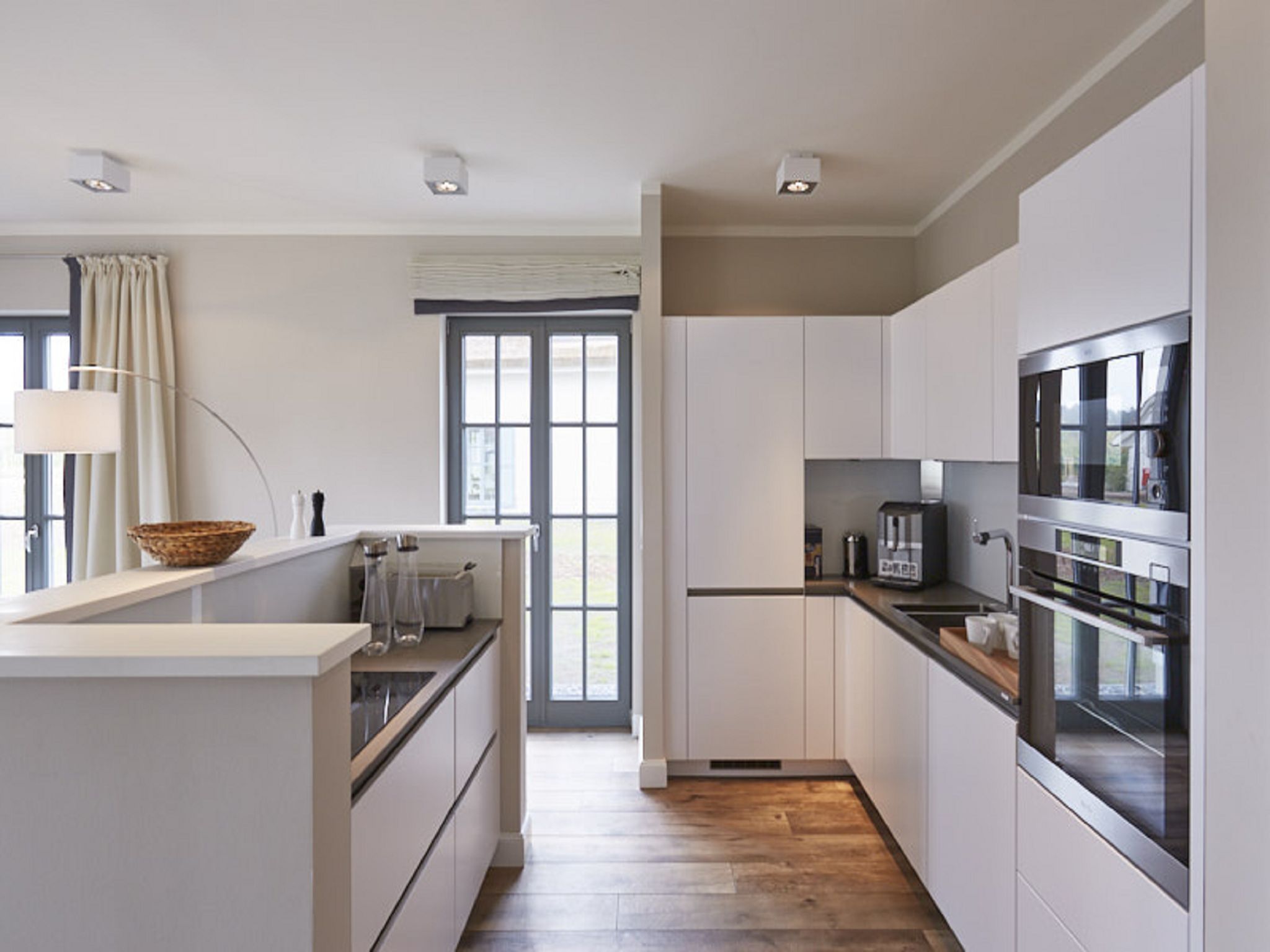 Luxus Reetdachvilla mit 3 Schlafzimmern, Sauna und Kamin (E17) - Küche / Küchenzeile