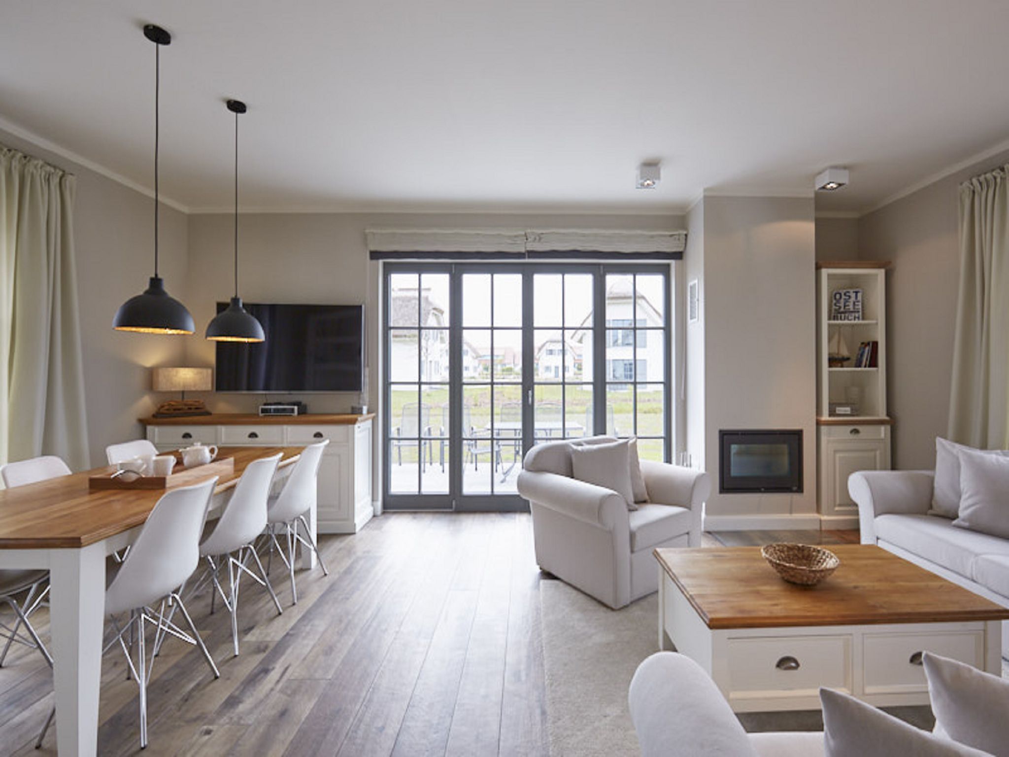 Luxus Reetdachvilla mit 3 Schlafzimmern, Sauna und Kamin (E17) - Wohnzimmer