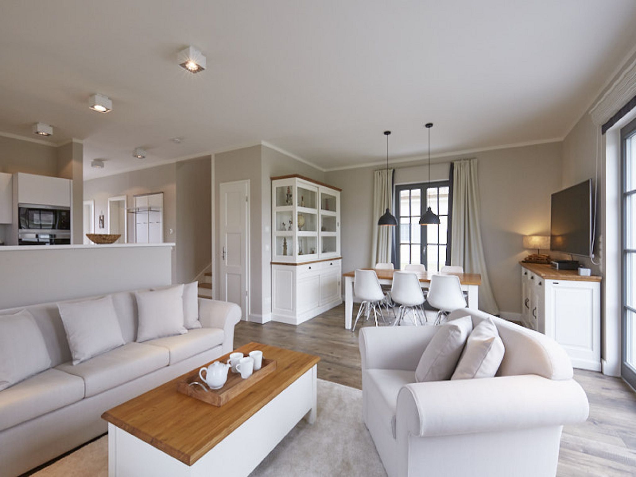 Luxus Reetdachvilla mit 3 Schlafzimmern, Sauna und Kamin (E17) - Wohnzimmer