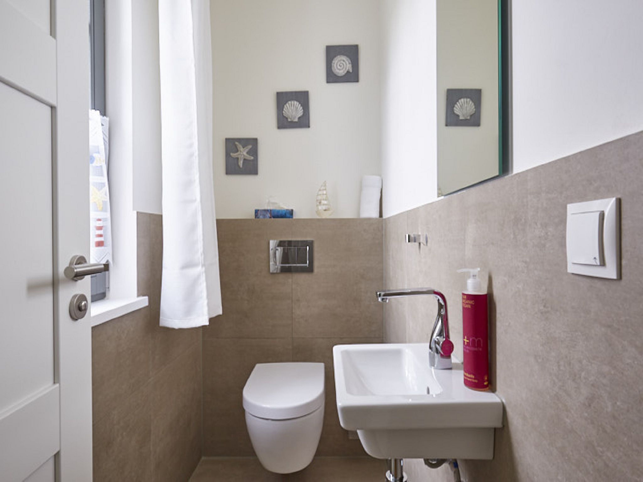 Premium Reetdachvilla mit 3 Schlafzimmern, Sauna und Kamin (E15) - Gäste-WC