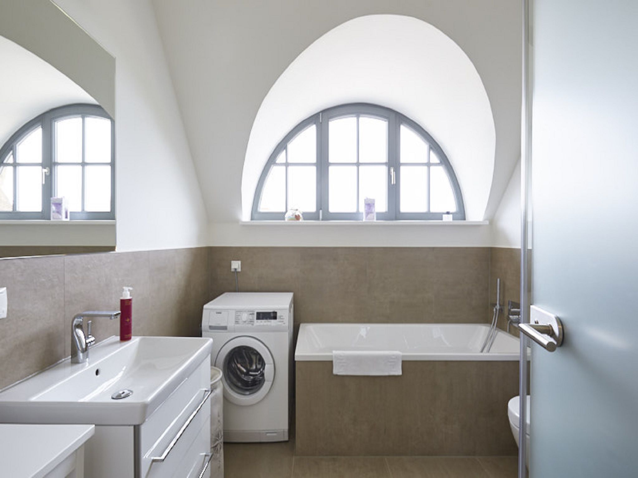 Premium Reetdachvilla mit 3 Schlafzimmern, Sauna und Kamin (E15) - Badezimmer